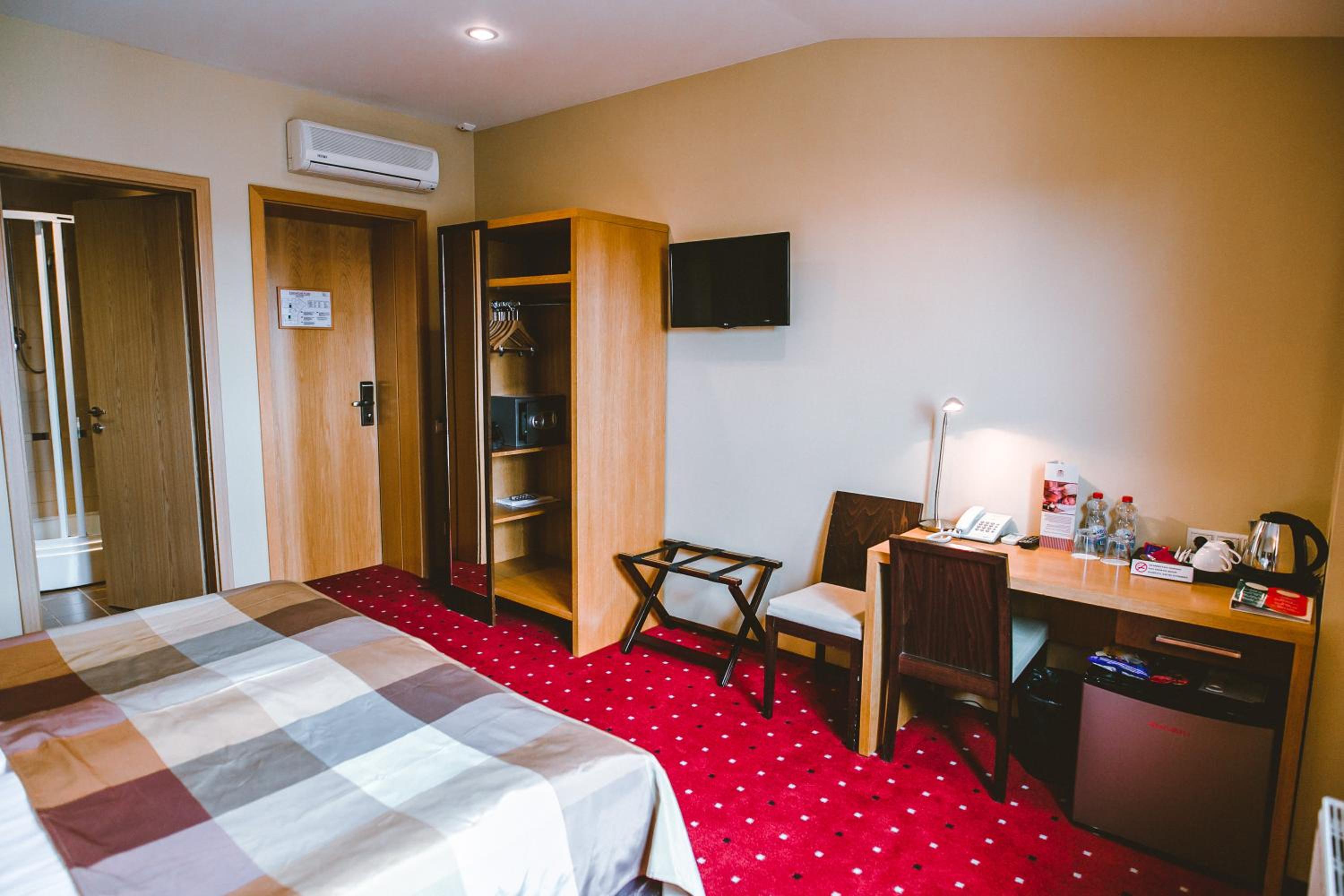 Superior Double or Twin Room with Air-conditioning  - Photo 9