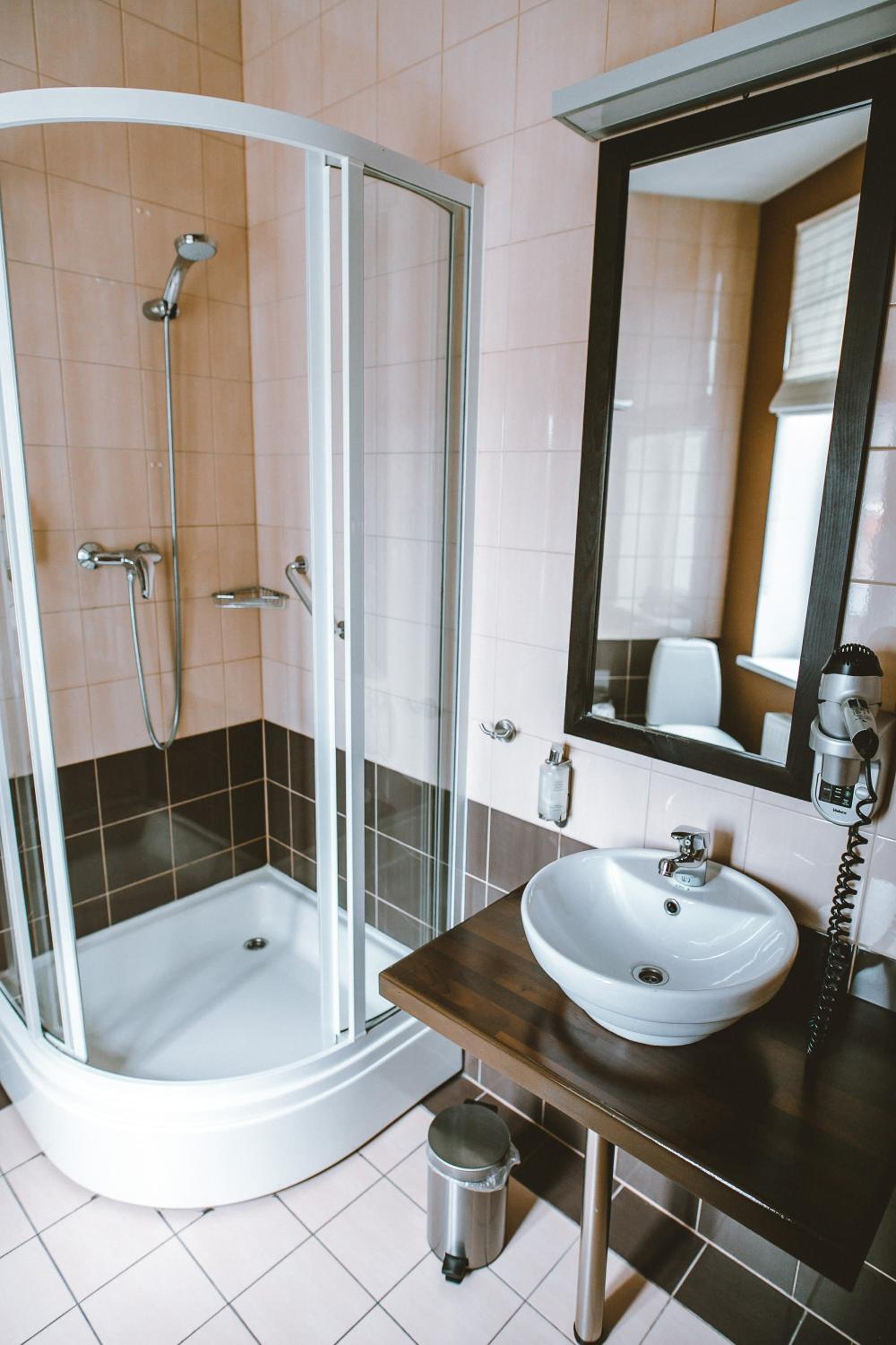 Standard Double or Twin Room - Photo 8