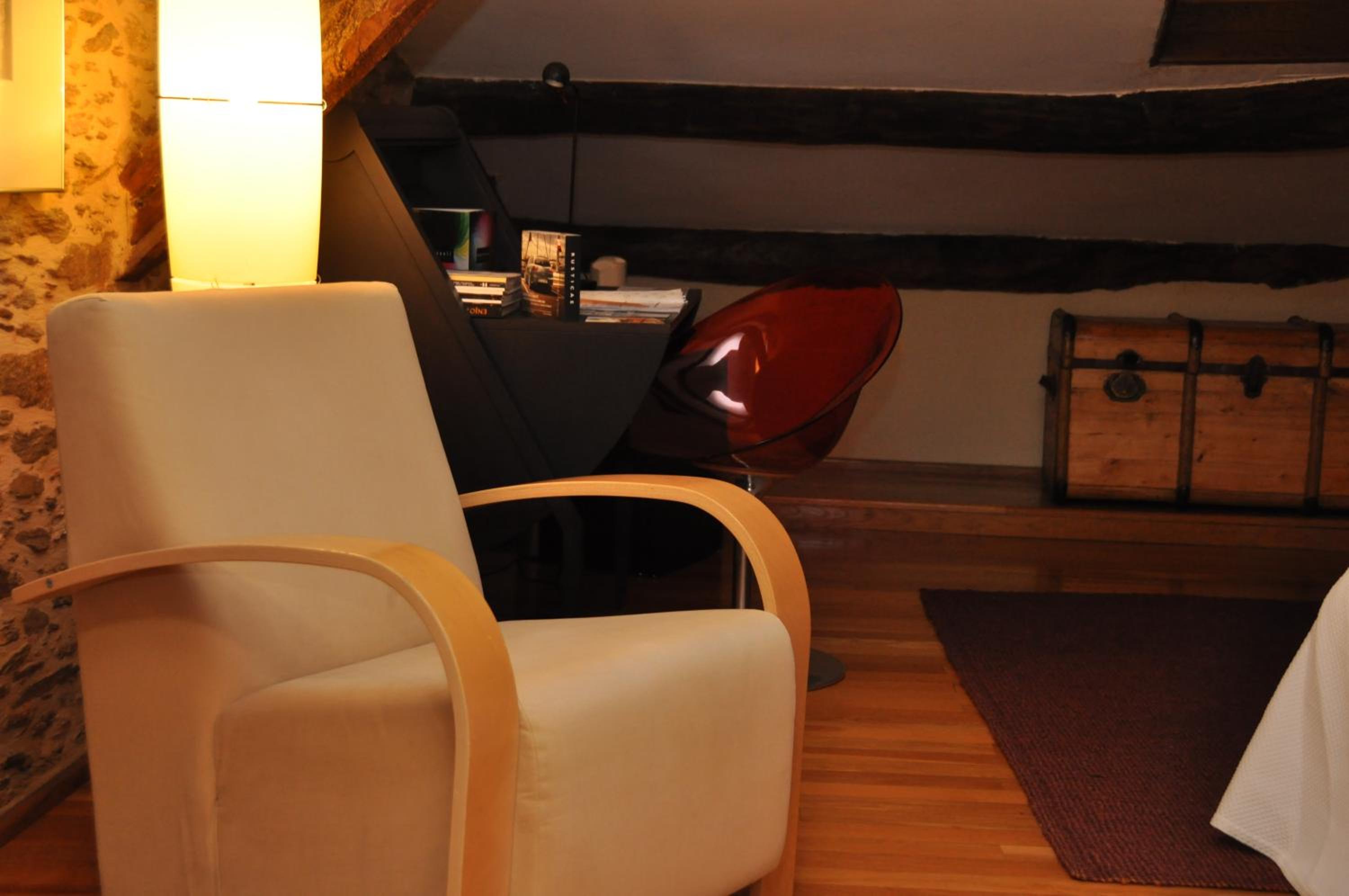 Deluxe Suite with Spa Bath - Photo 8