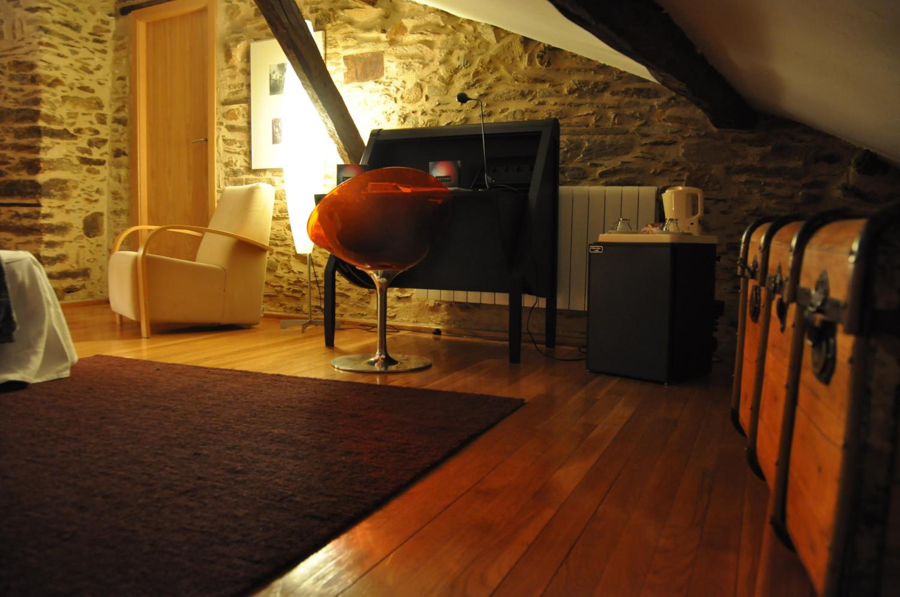 Deluxe Suite with Spa Bath - Photo 13