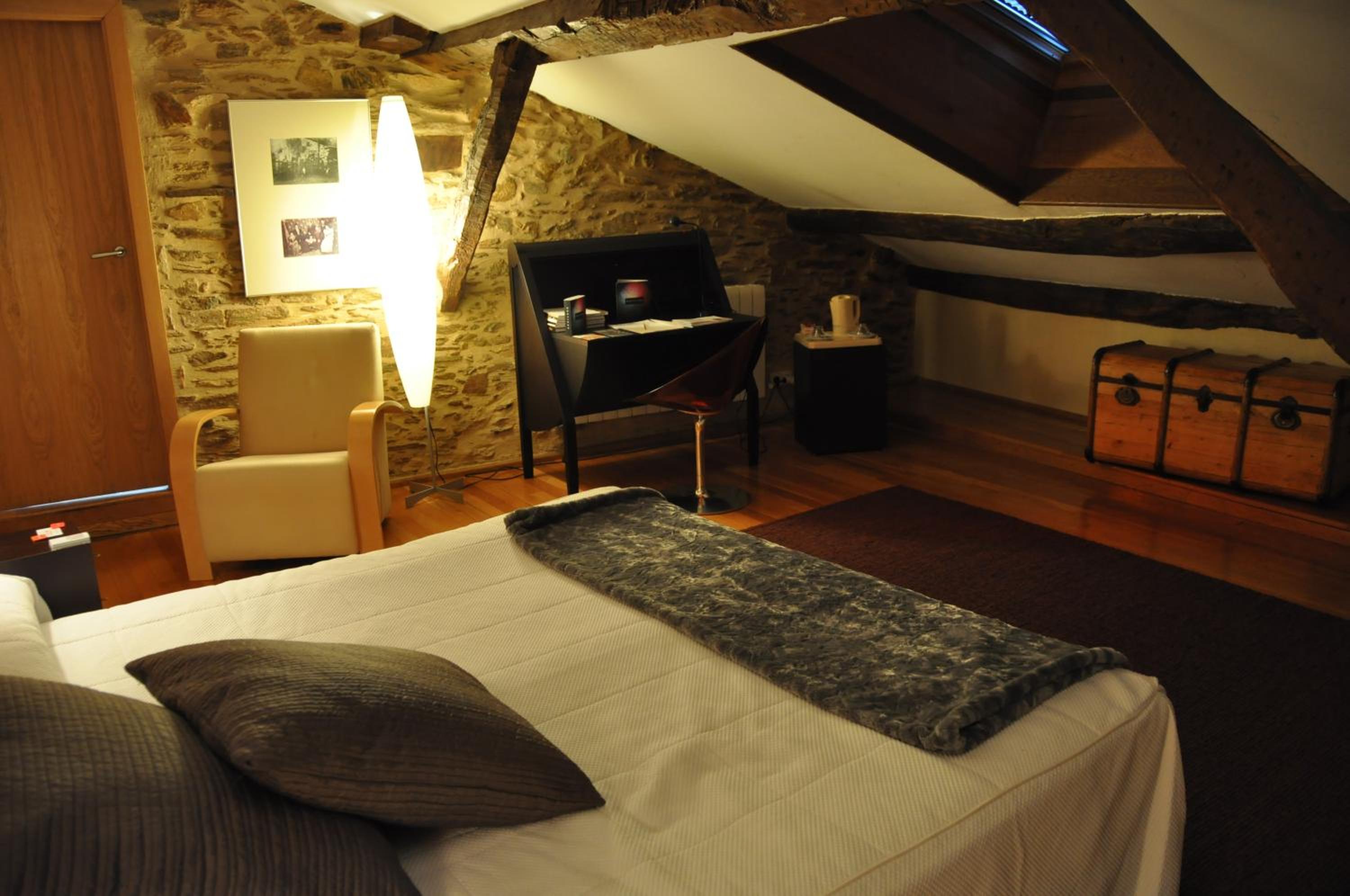 Deluxe Suite with Spa Bath - Photo 12