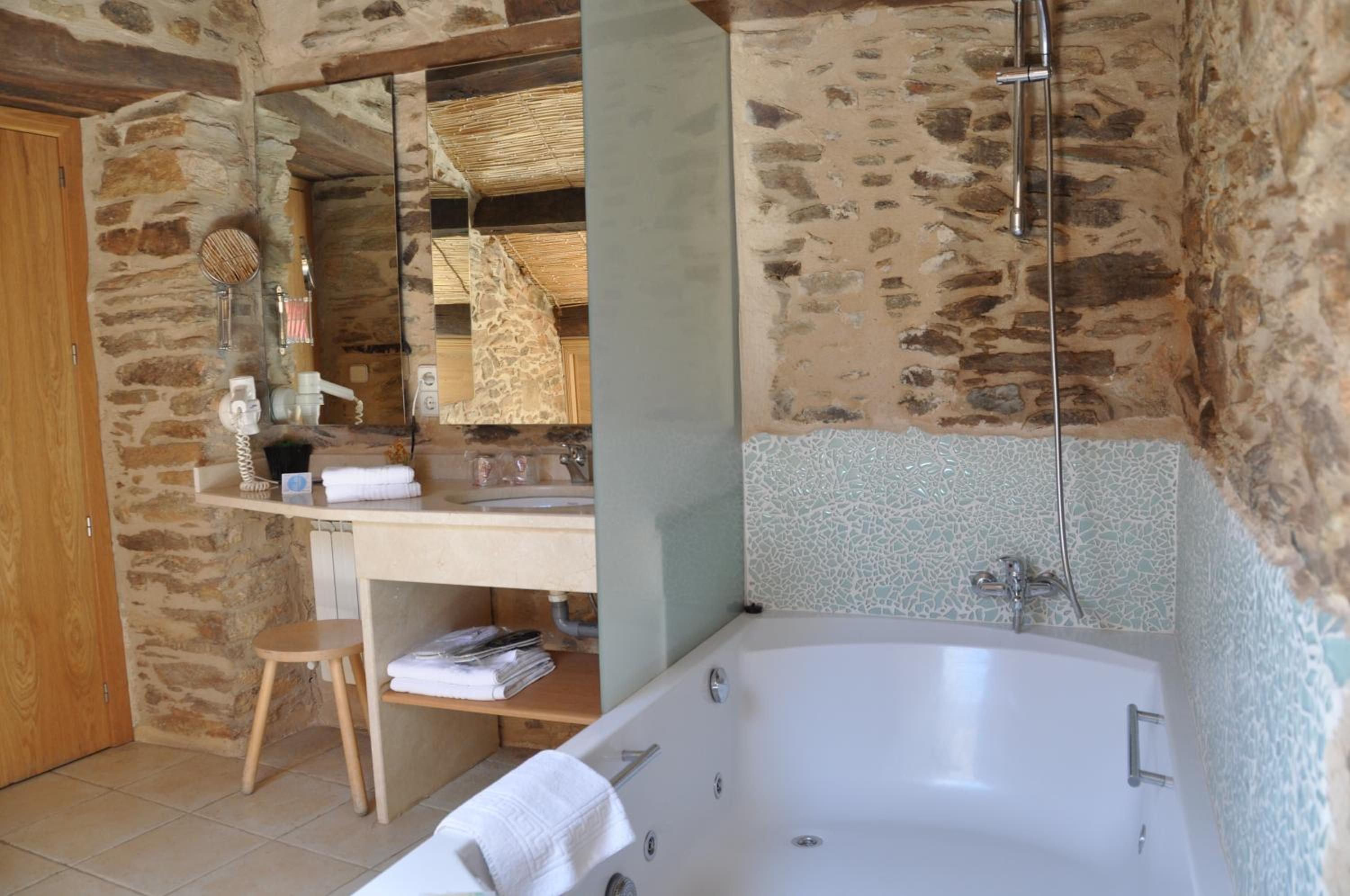 Deluxe Suite with Spa Bath - Photo 17