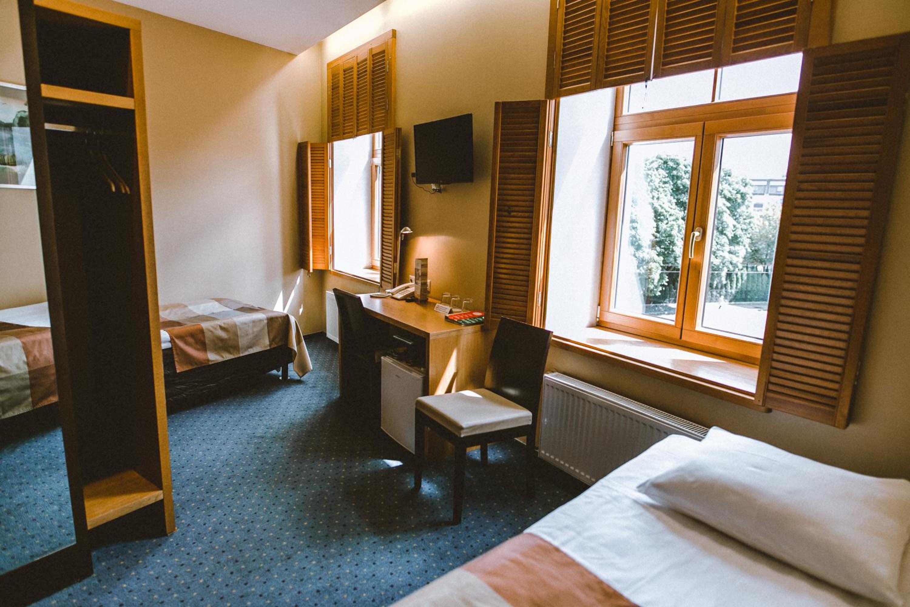 Standard Double or Twin Room - Photo 12