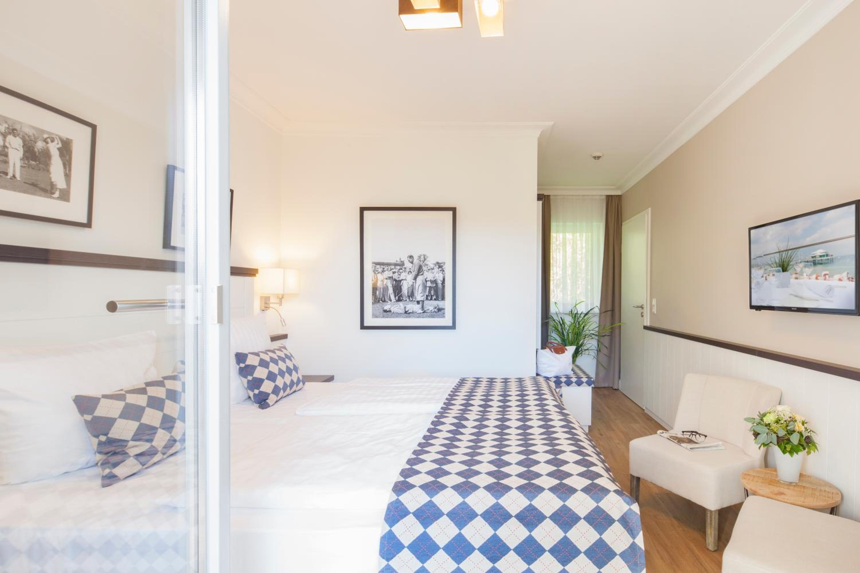 Standard Double Room thumbnail 5