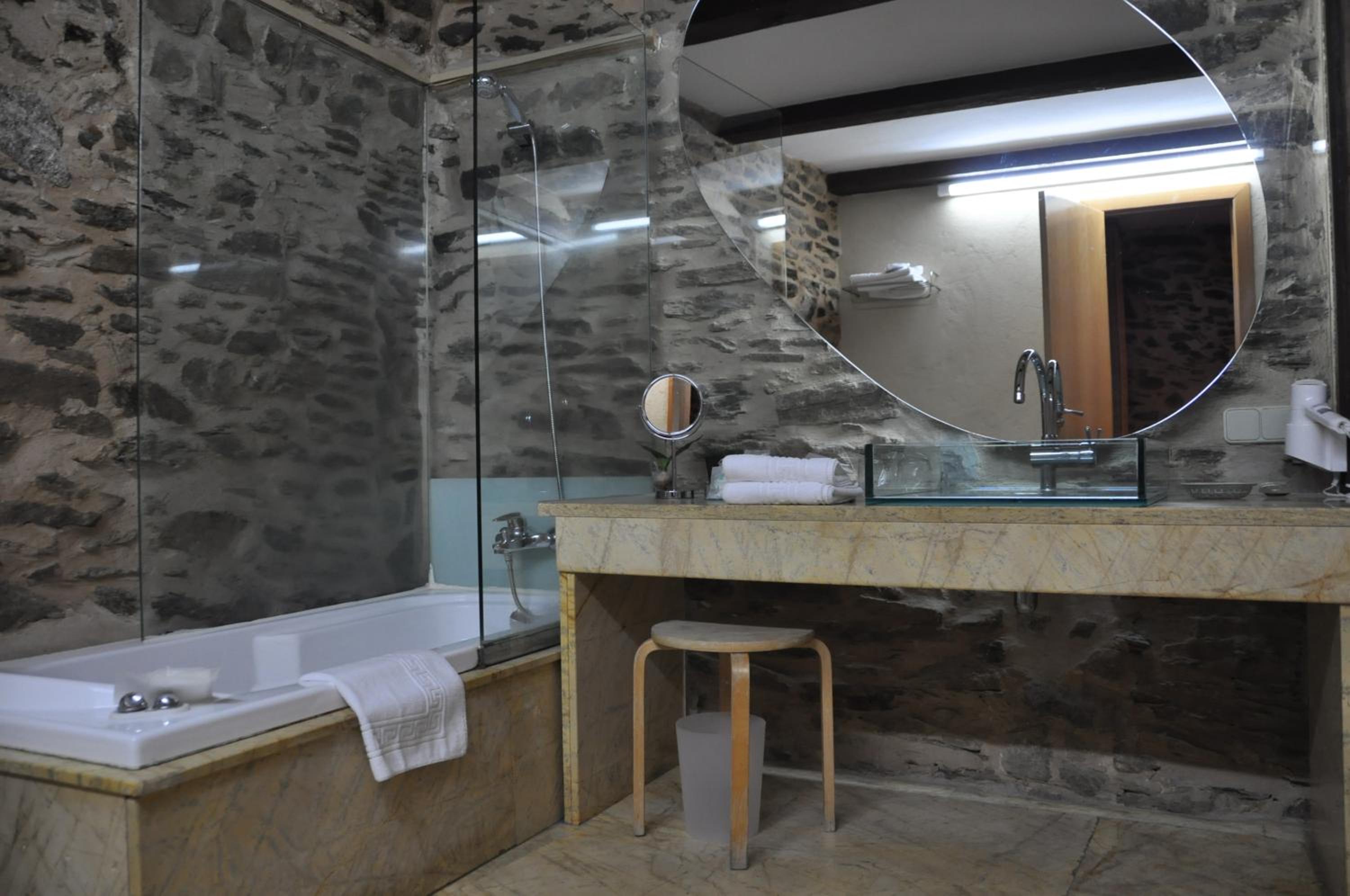 Suite with Spa Bath - Photo 2