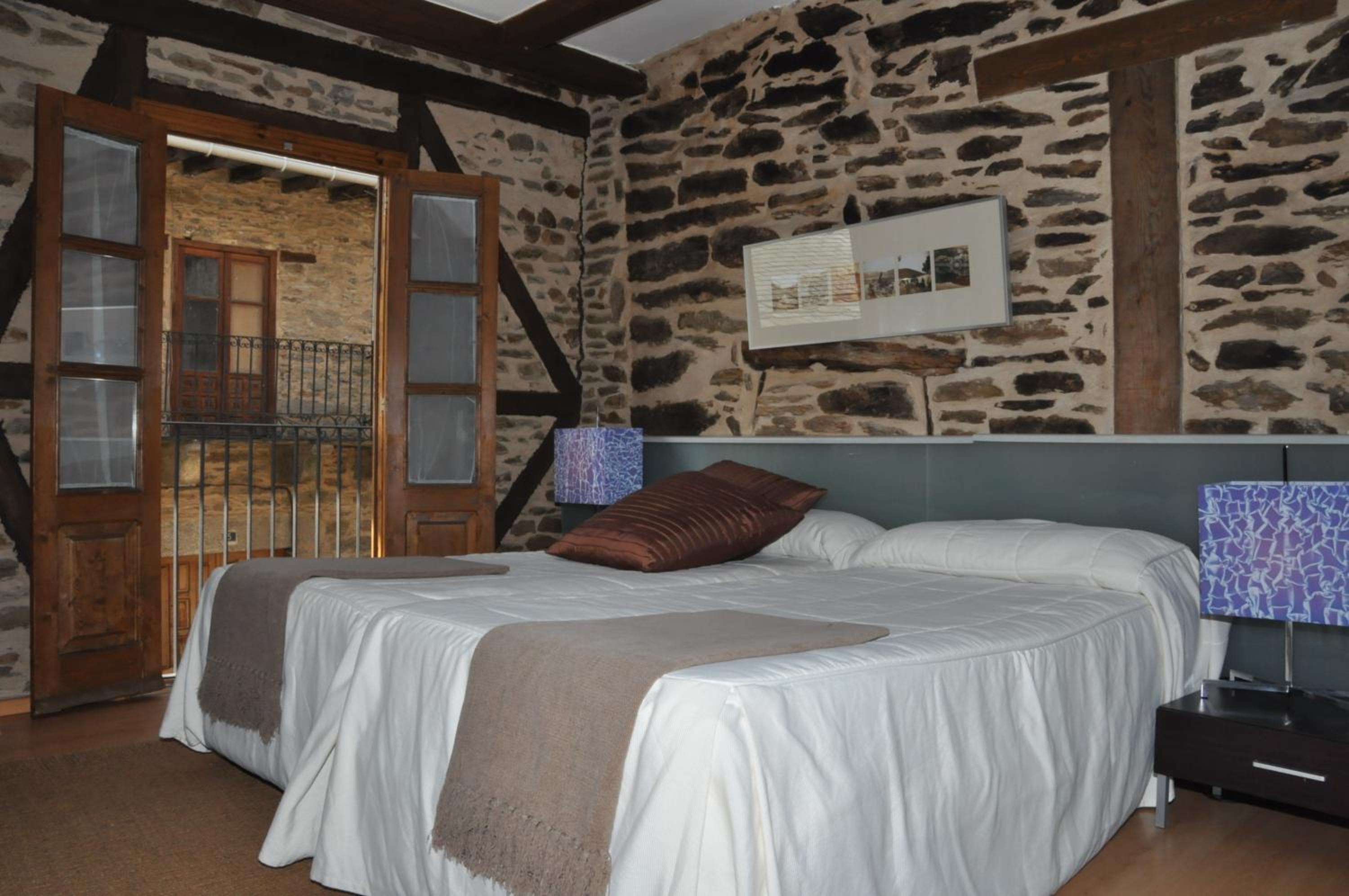 Twin Room with Bath - Photo 3