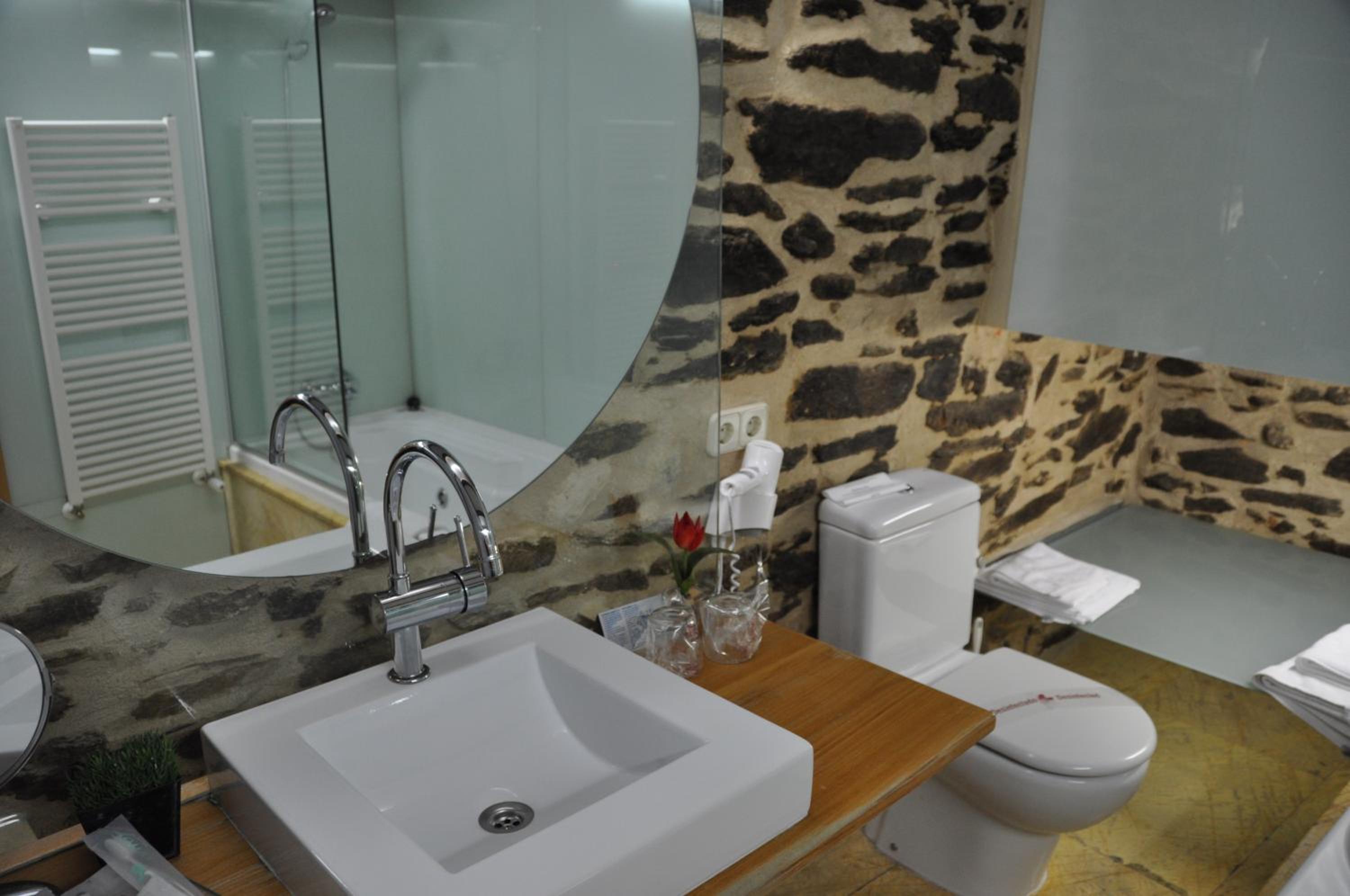 Twin Room with Bath - Photo 7