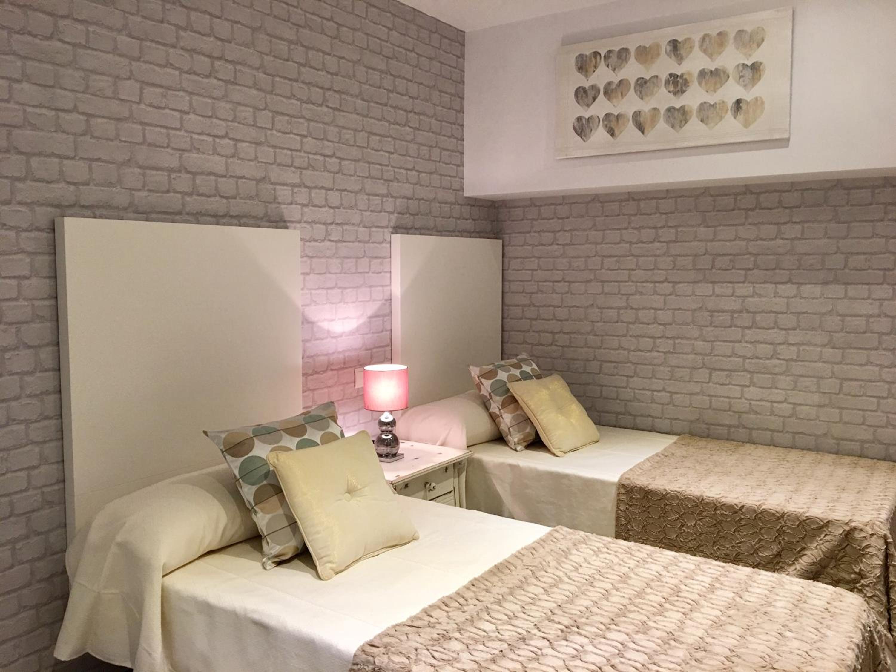Standard Twin Room - Photo 1