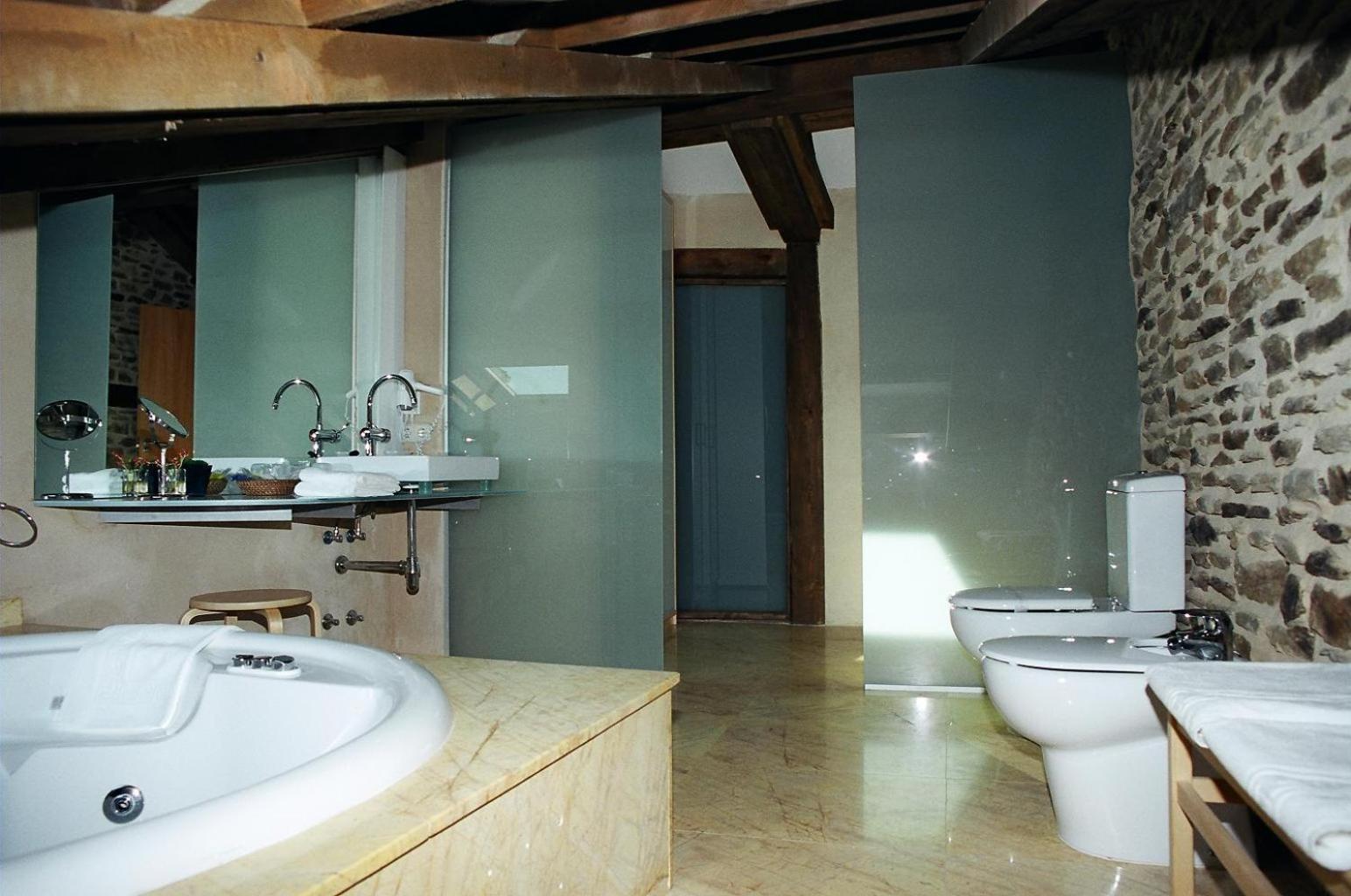 Deluxe Suite with Spa Bath - Photo 9