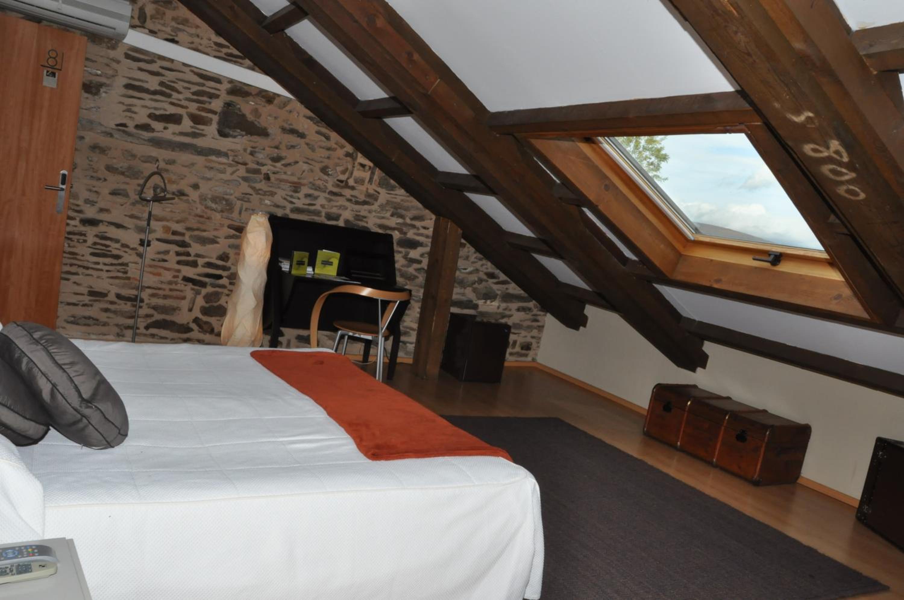 Deluxe Suite with Spa Bath - Photo 14