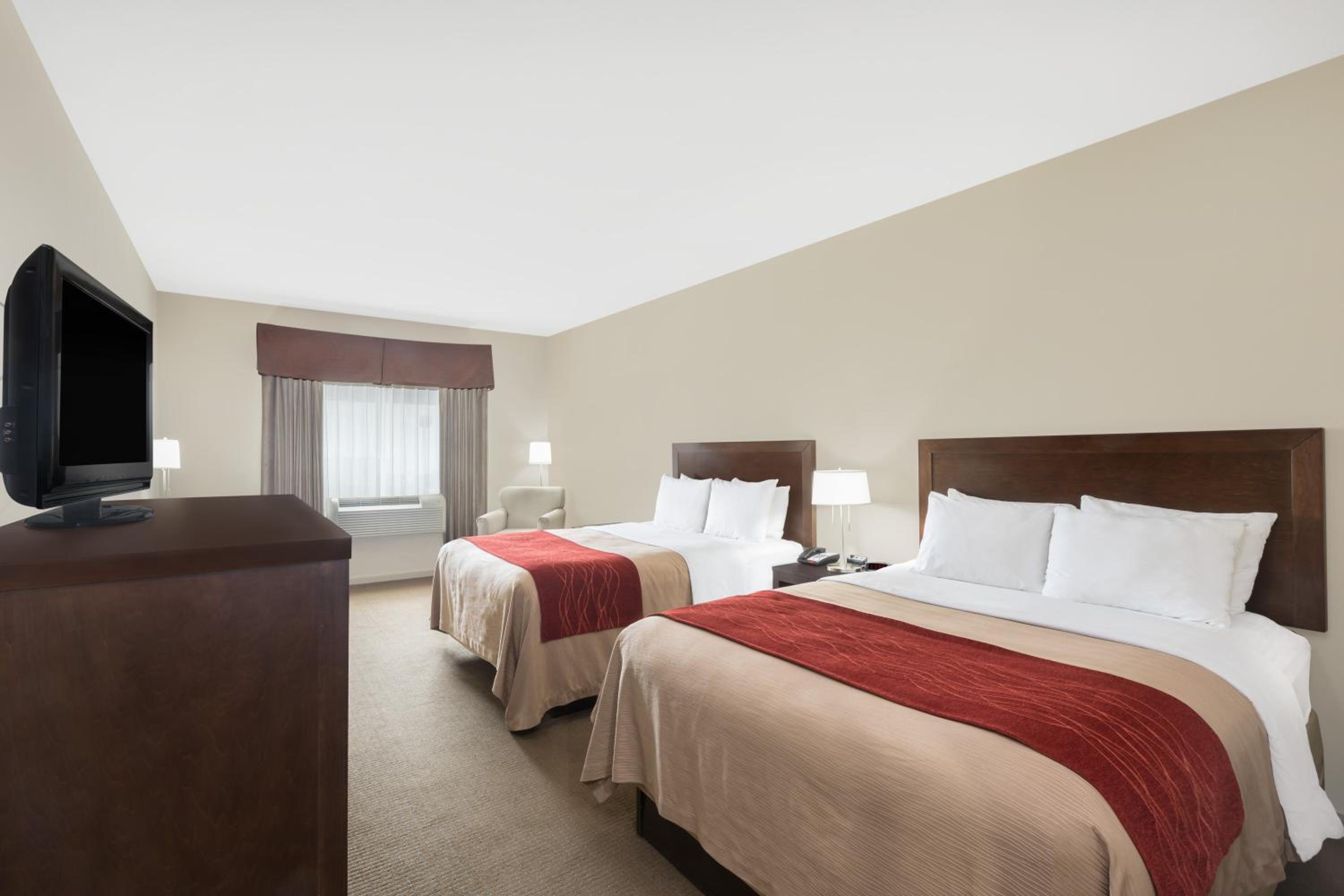 Queen Room with Two Queen Beds and Bath Tub - Mobility/Hearing Access - Non-Smoking - Photo 4