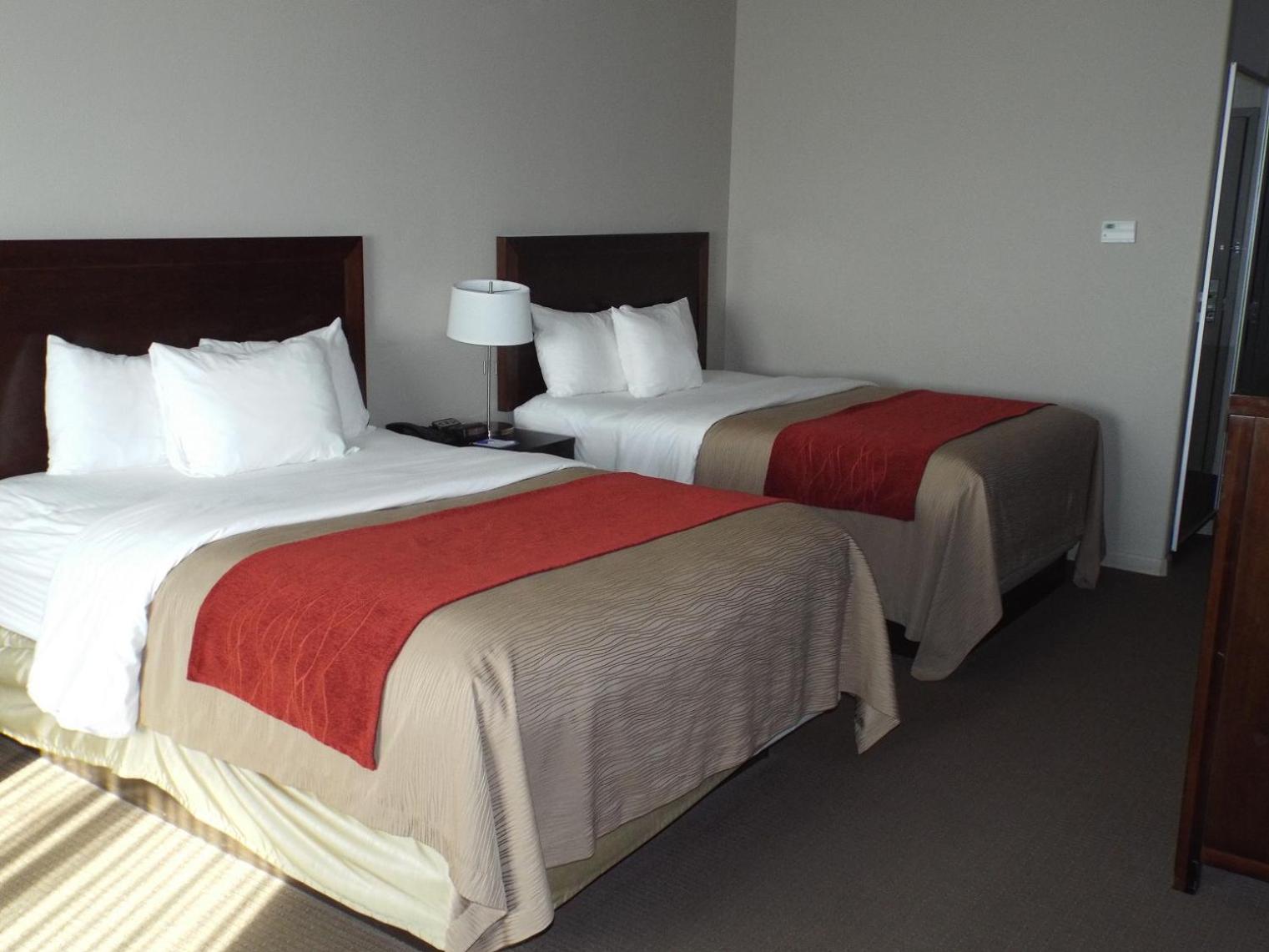 Queen Room with Two Queen Beds and Bath Tub - Mobility/Hearing Access - Non-Smoking - Photo 2