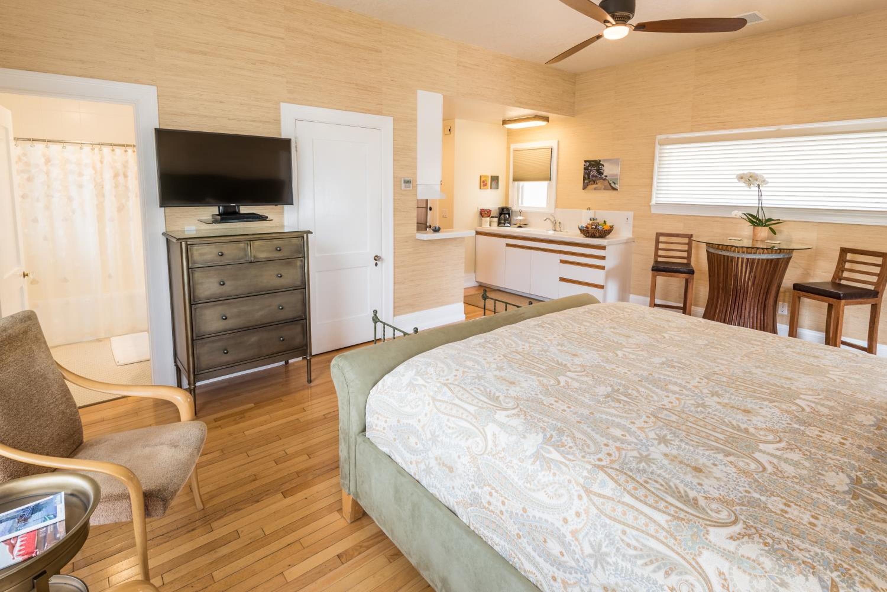 Deluxe King Studio with Kitchen - 118A - Photo 5