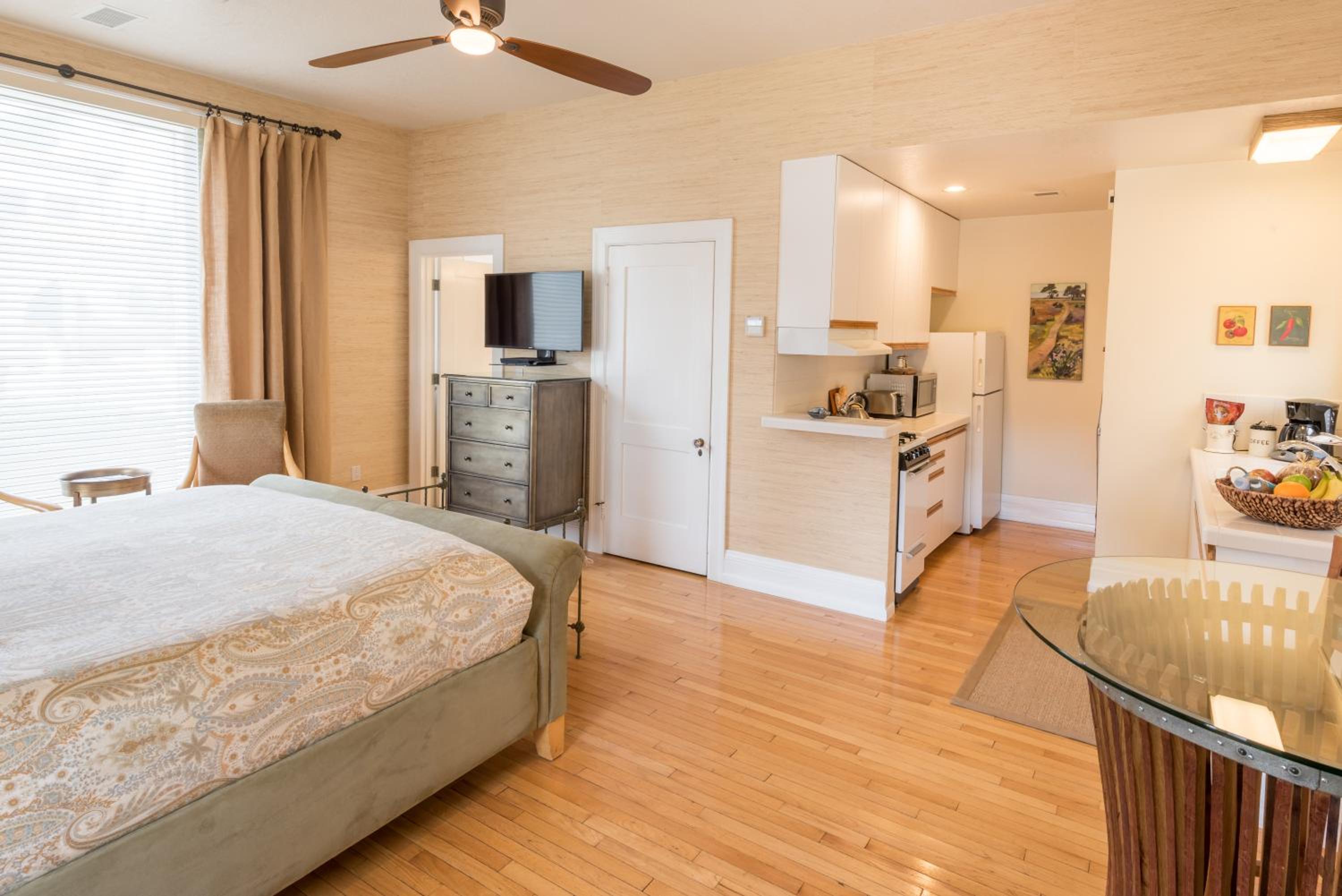 Deluxe King Studio with Kitchen - 118A - Photo 6