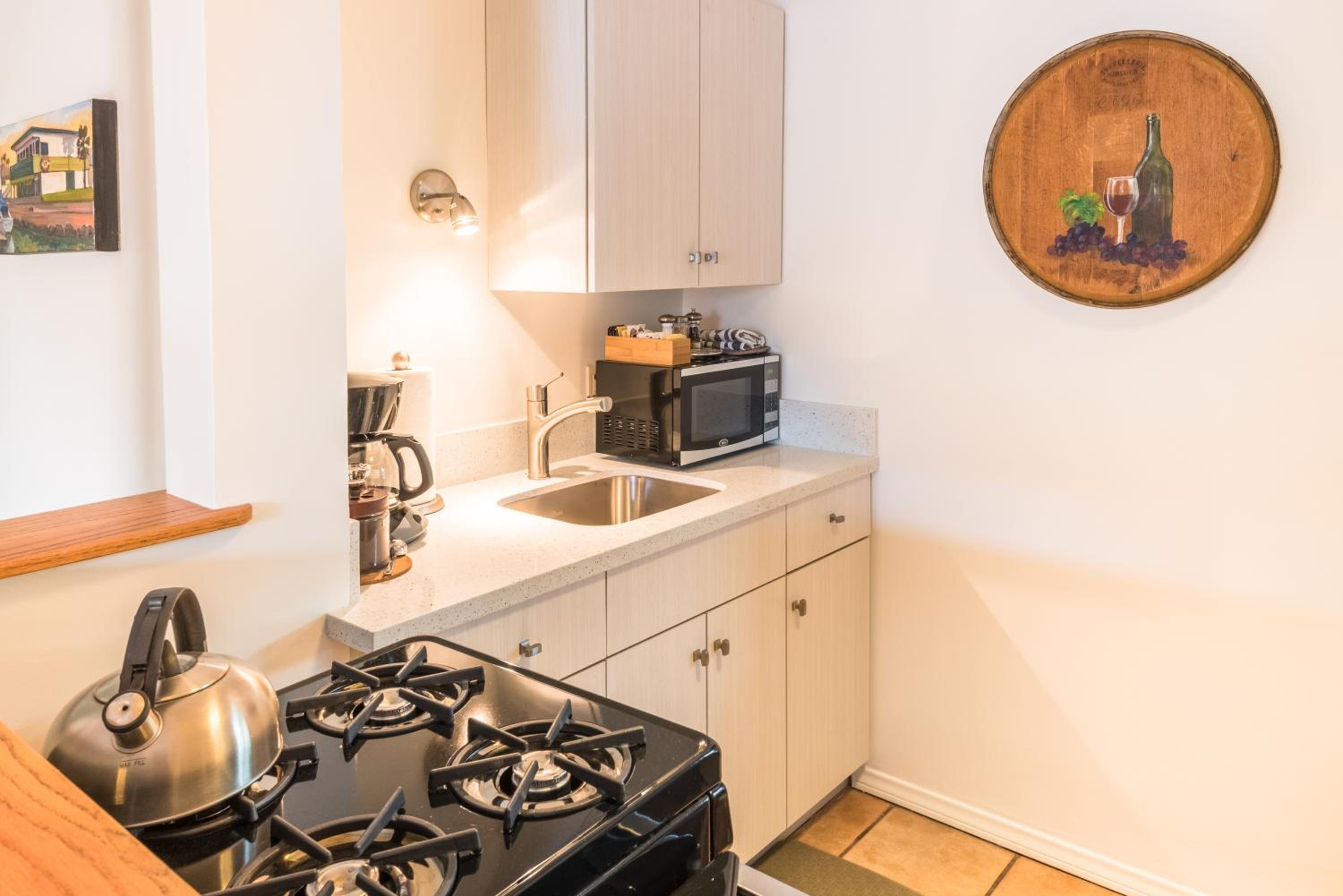 Deluxe Queen Studio with Kitchen - Eight photo 3