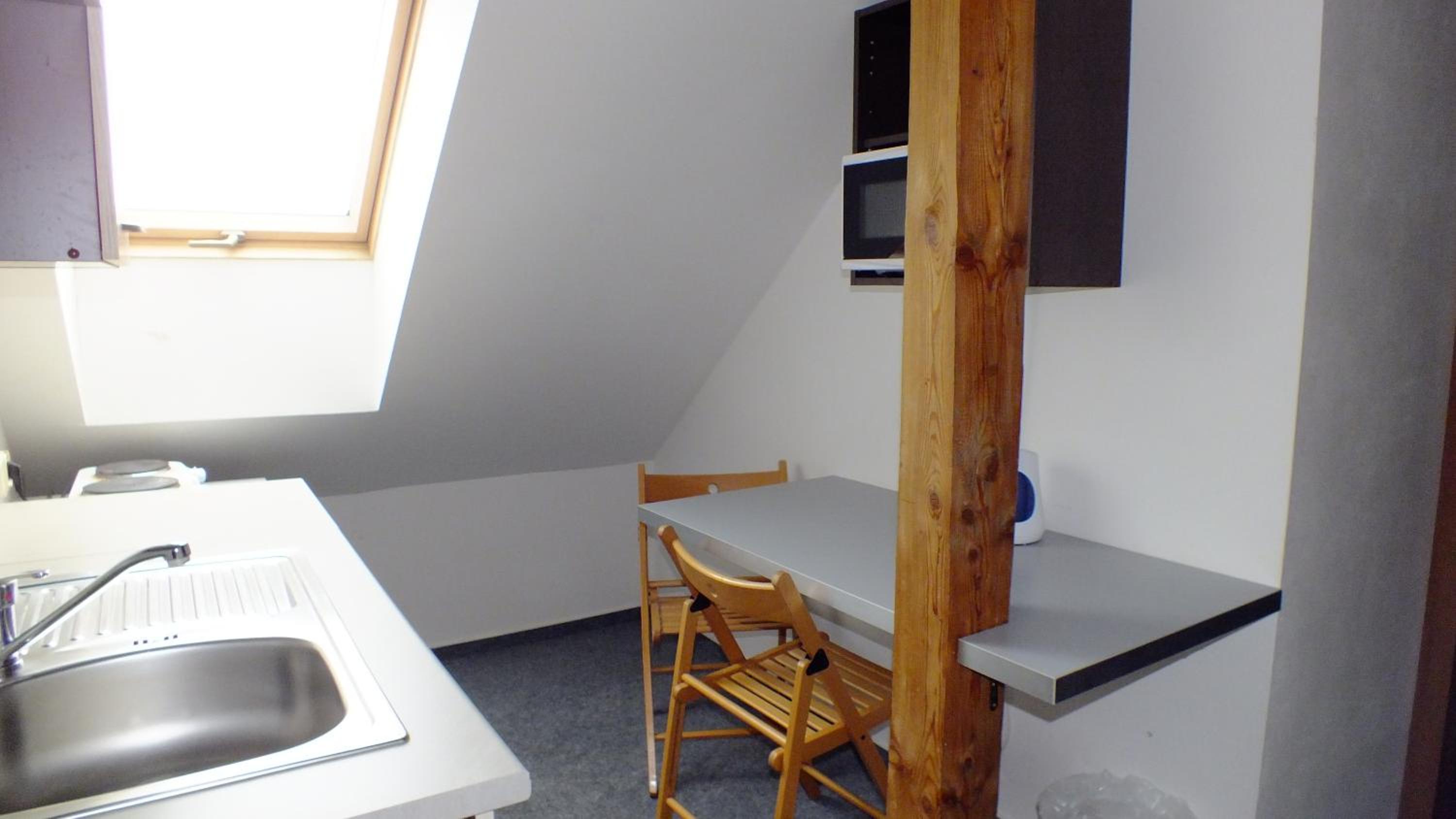 Apartment with Balcony - Photo 5