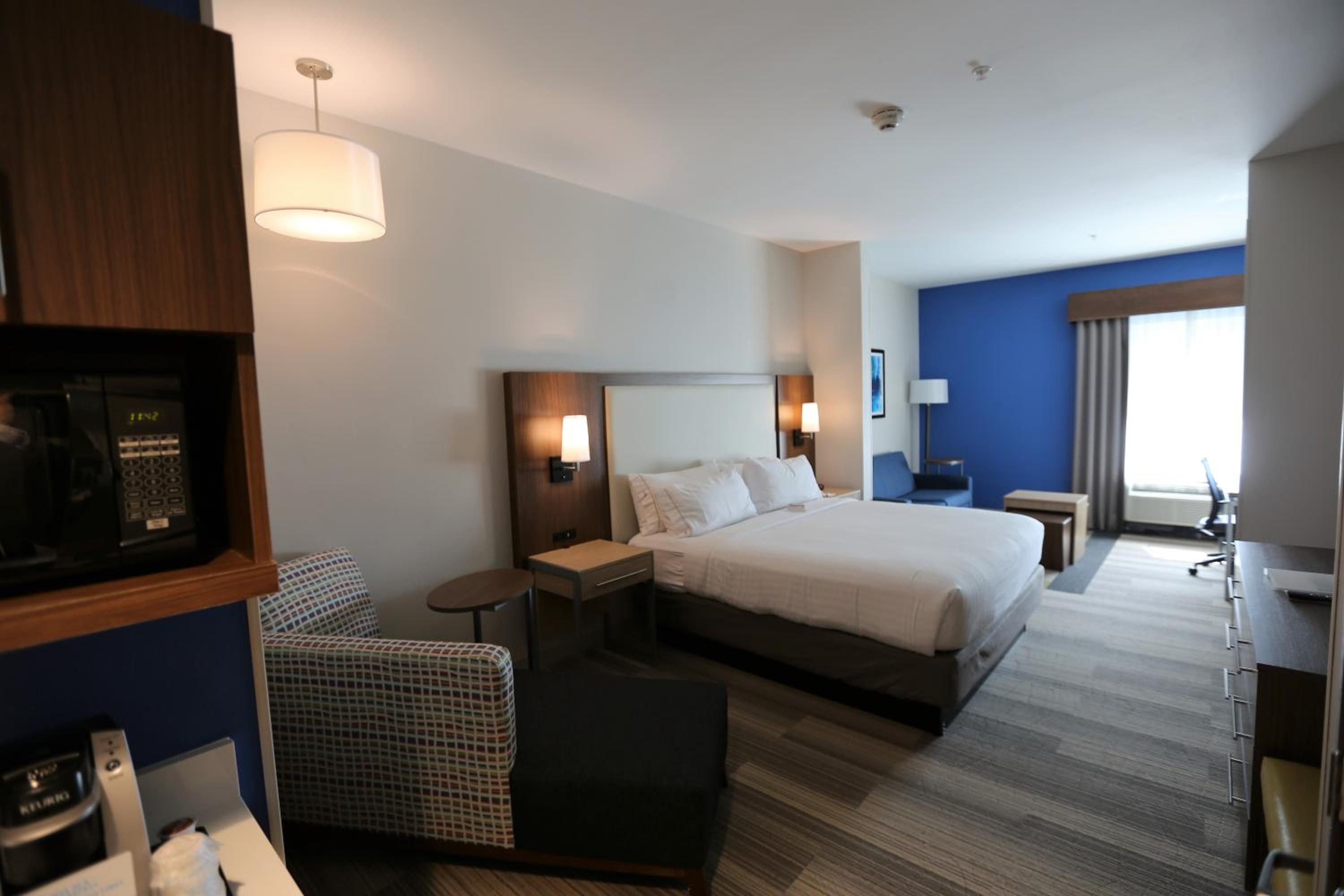 King Suite with Sofa Bed - Non-Smoking photo 1