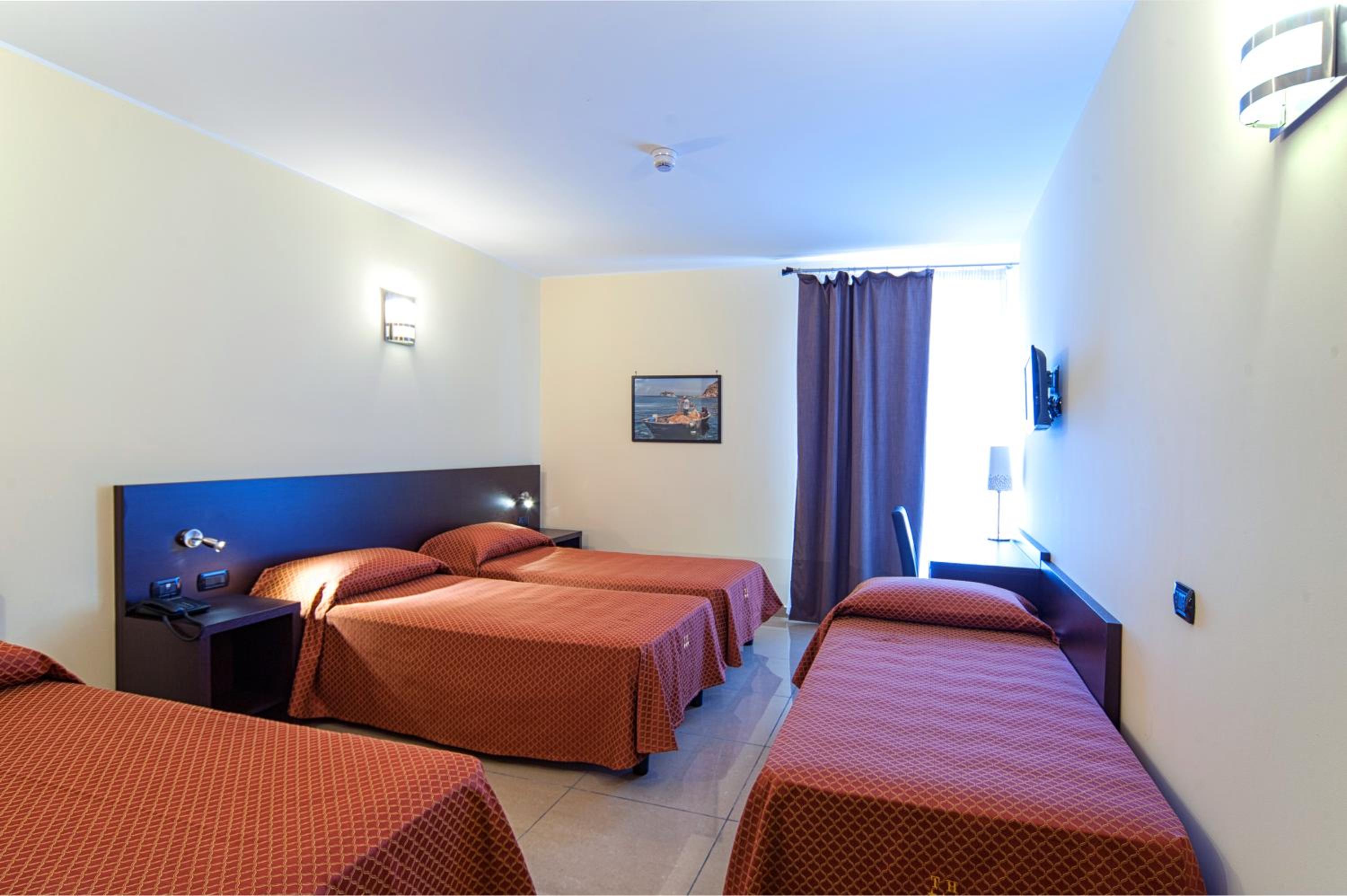 Quadruple Room thumbnail 5