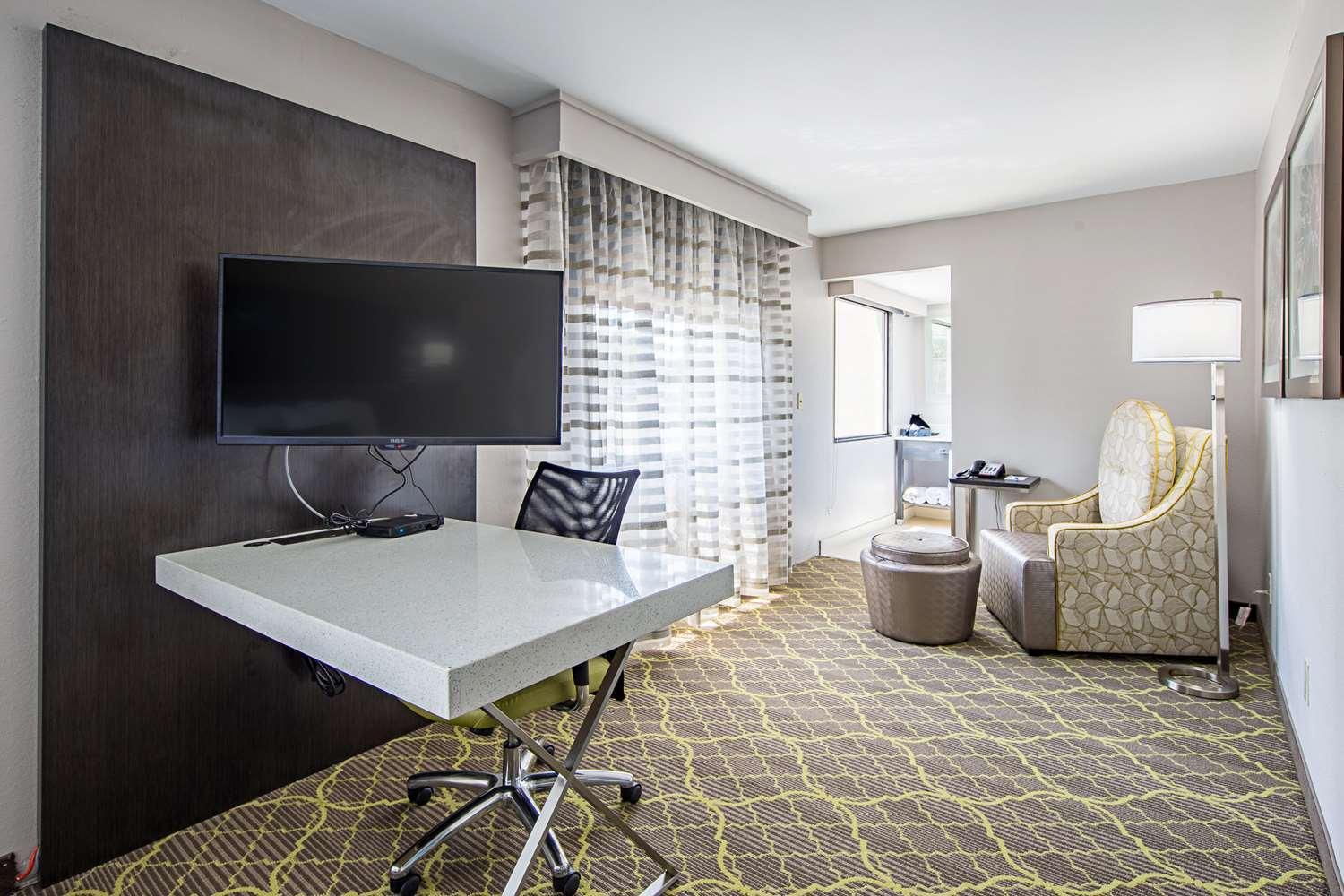 Large King Room with Sofa Bed and Wet Bar - Non-Smoking - Photo 4