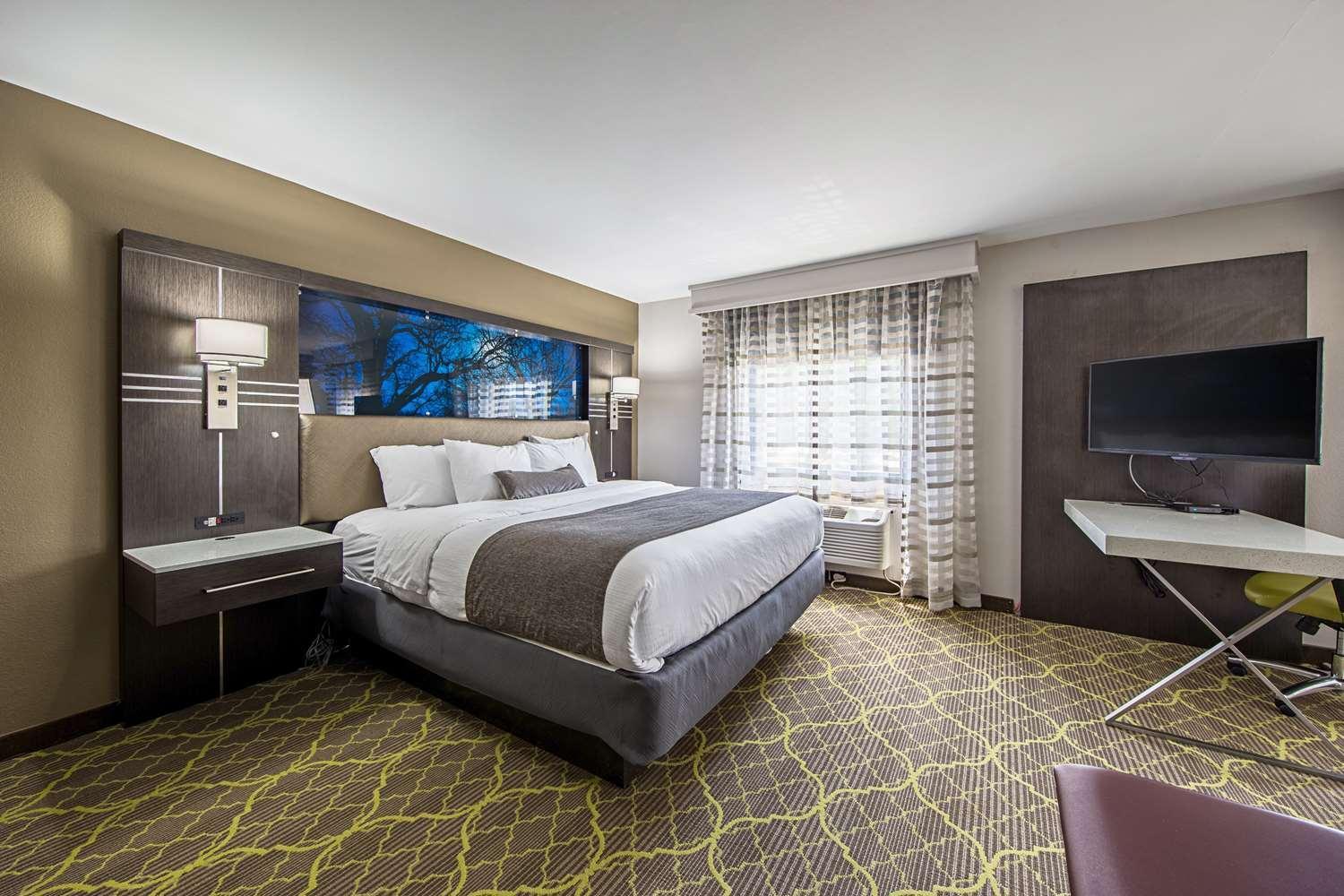 King Room with Bathtub and Sofa Bed - Disability Access/Non-Smoking - Photo 6