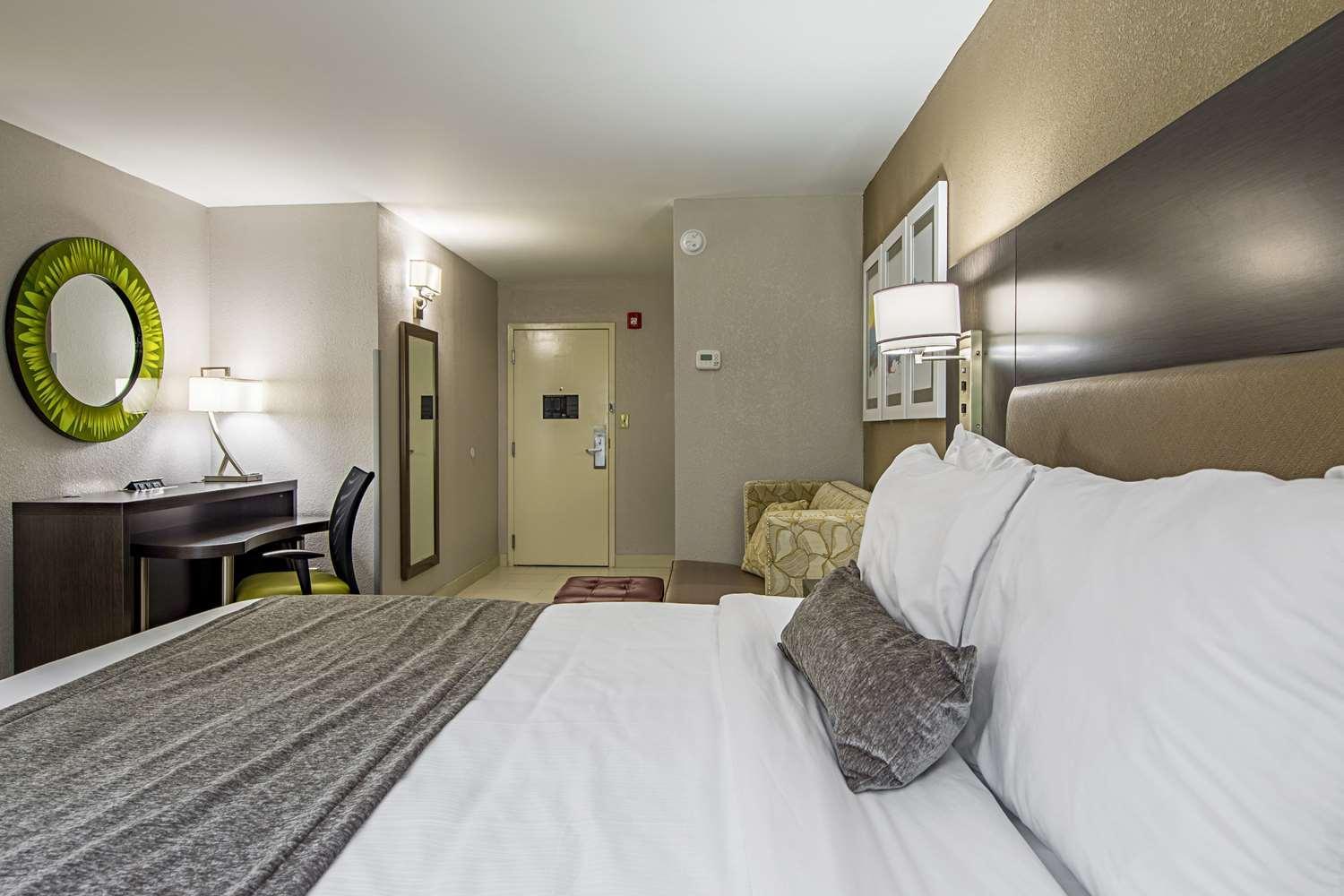 Large King Room with Sofa Bed and Wet Bar - Non-Smoking - Photo 3