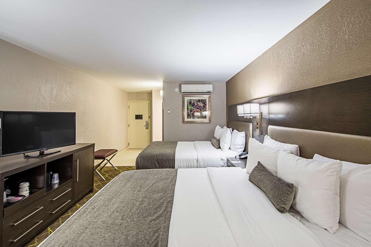 Queen Room with Two Queen Beds - Non-Smoking - Photo 4