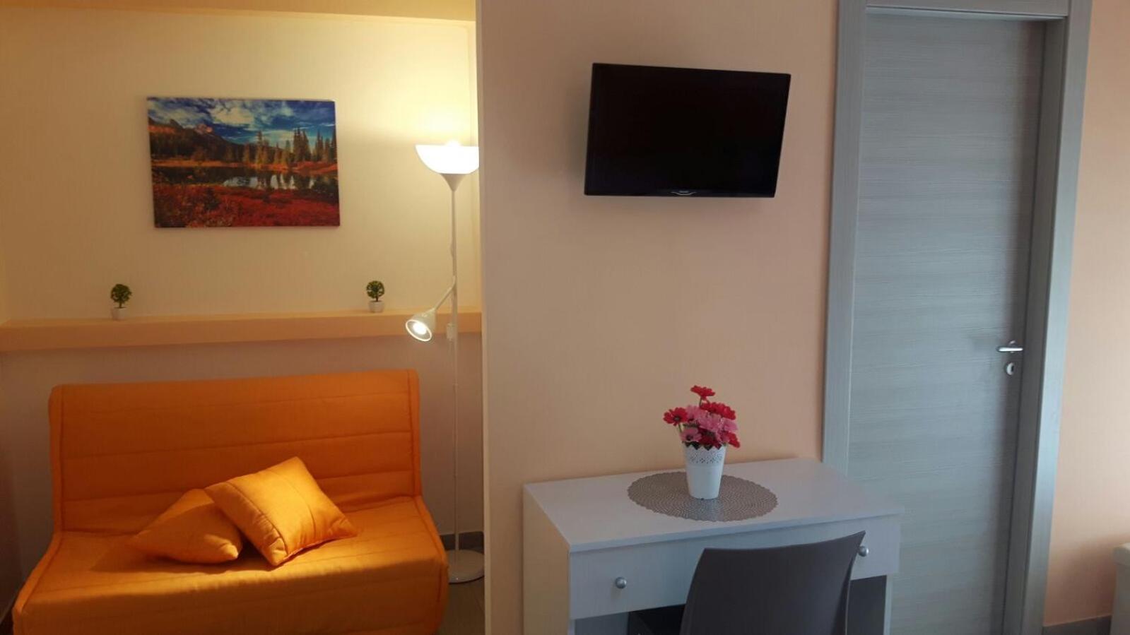 Standard Double or Twin Room with Balcony - Photo 4