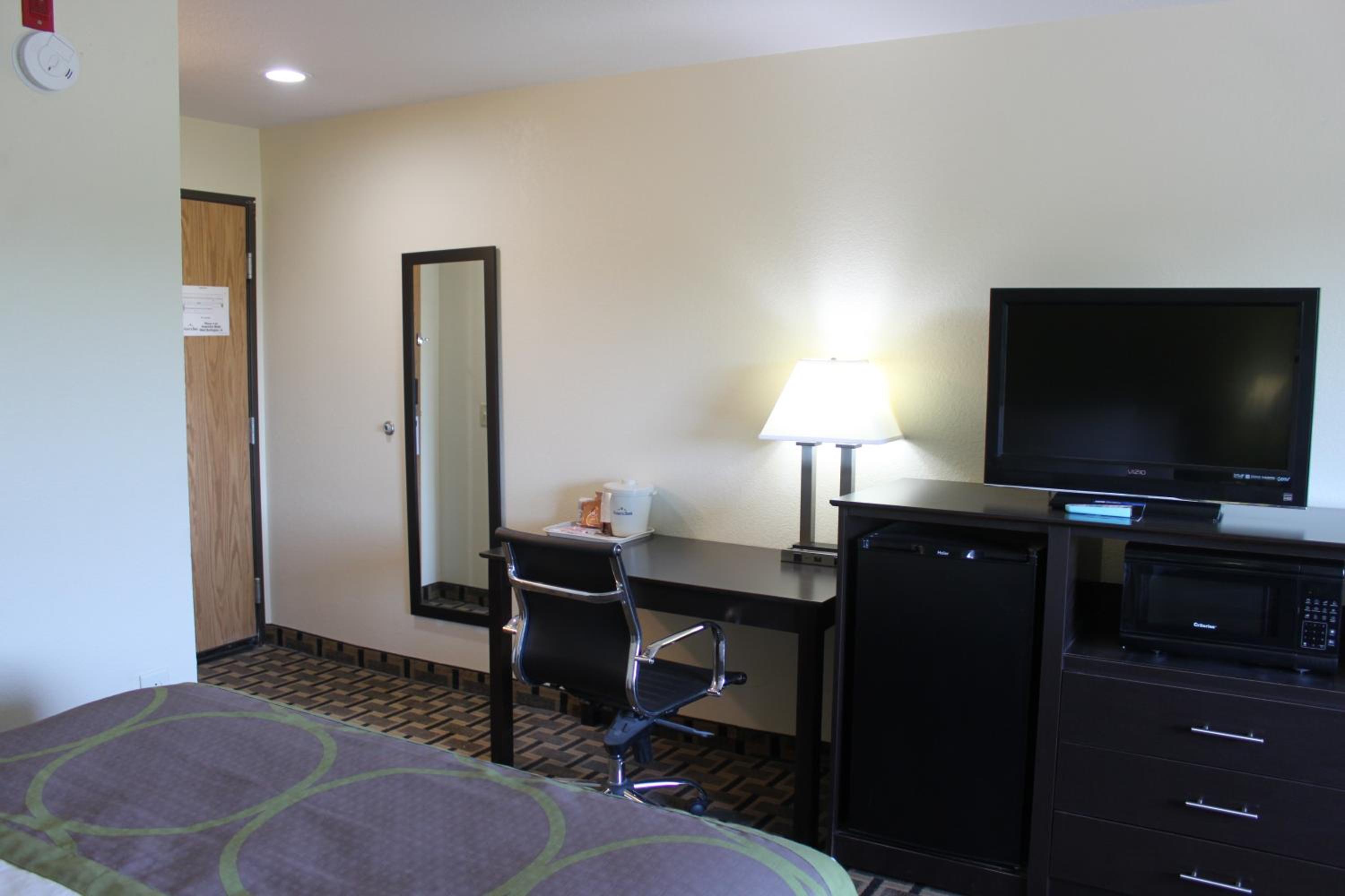 Queen Room with Two Queen Beds - Non-Smoking - Photo 1