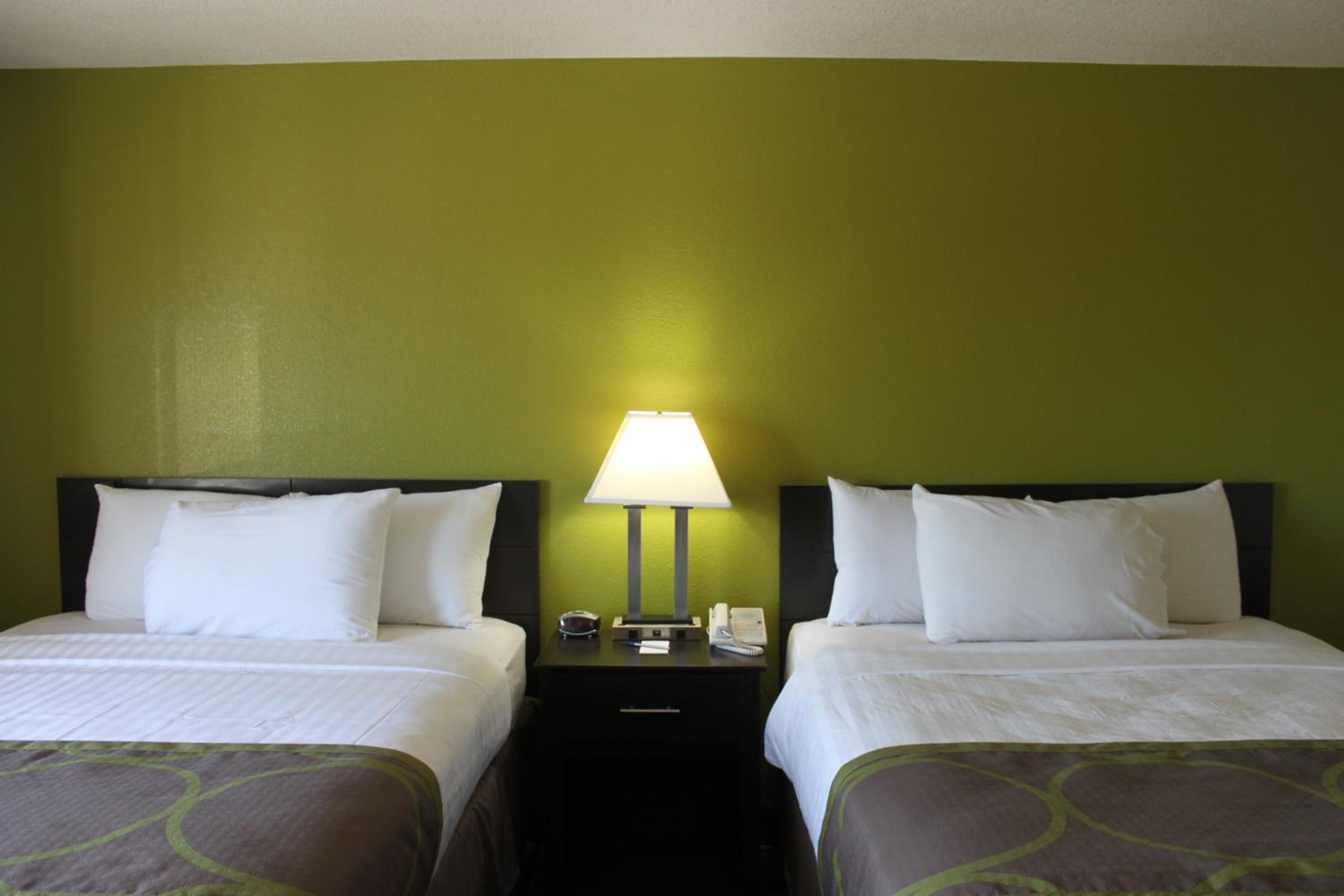 Queen Room with Two Queen Beds - Non-Smoking - Photo 6