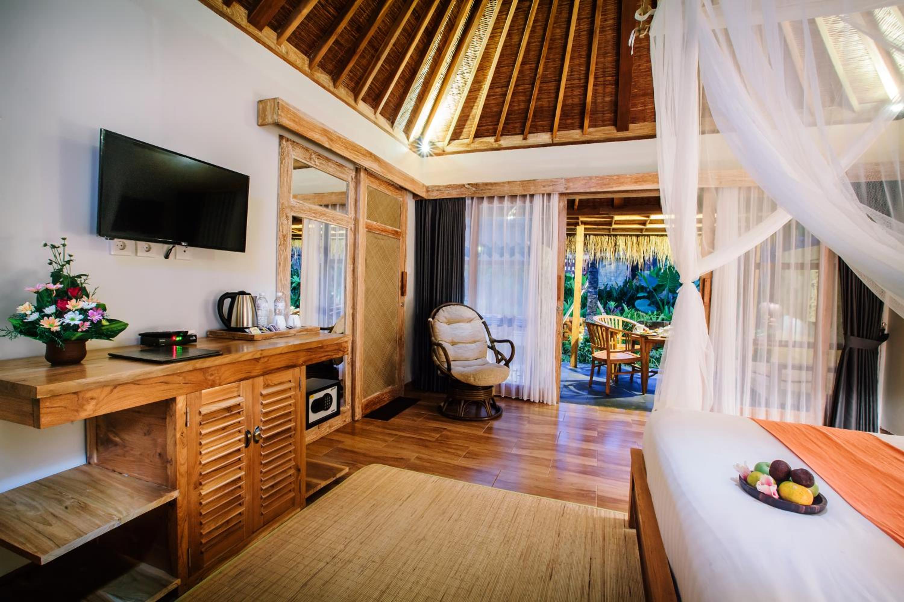 Suite with Pool View - Photo 1