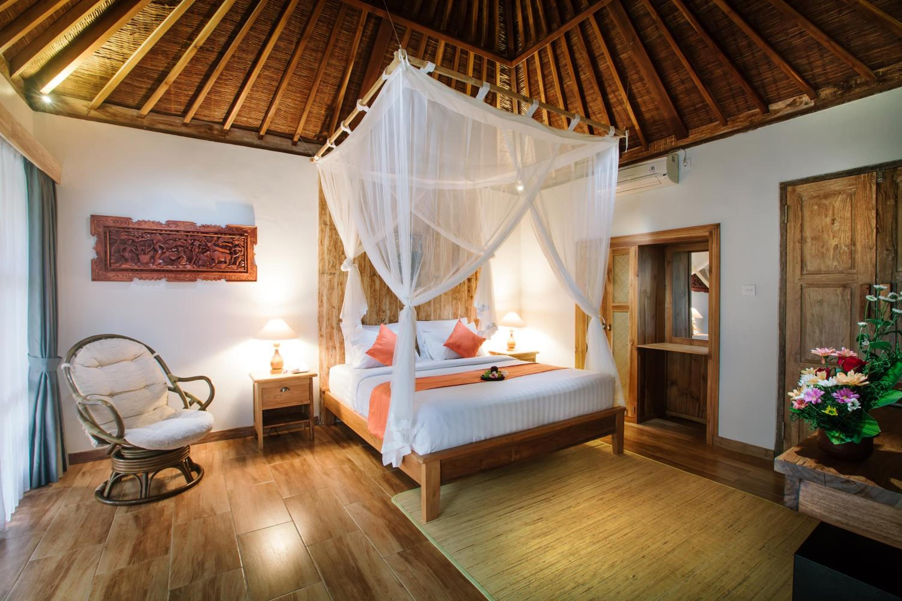 Suite with Pool View - Photo 8