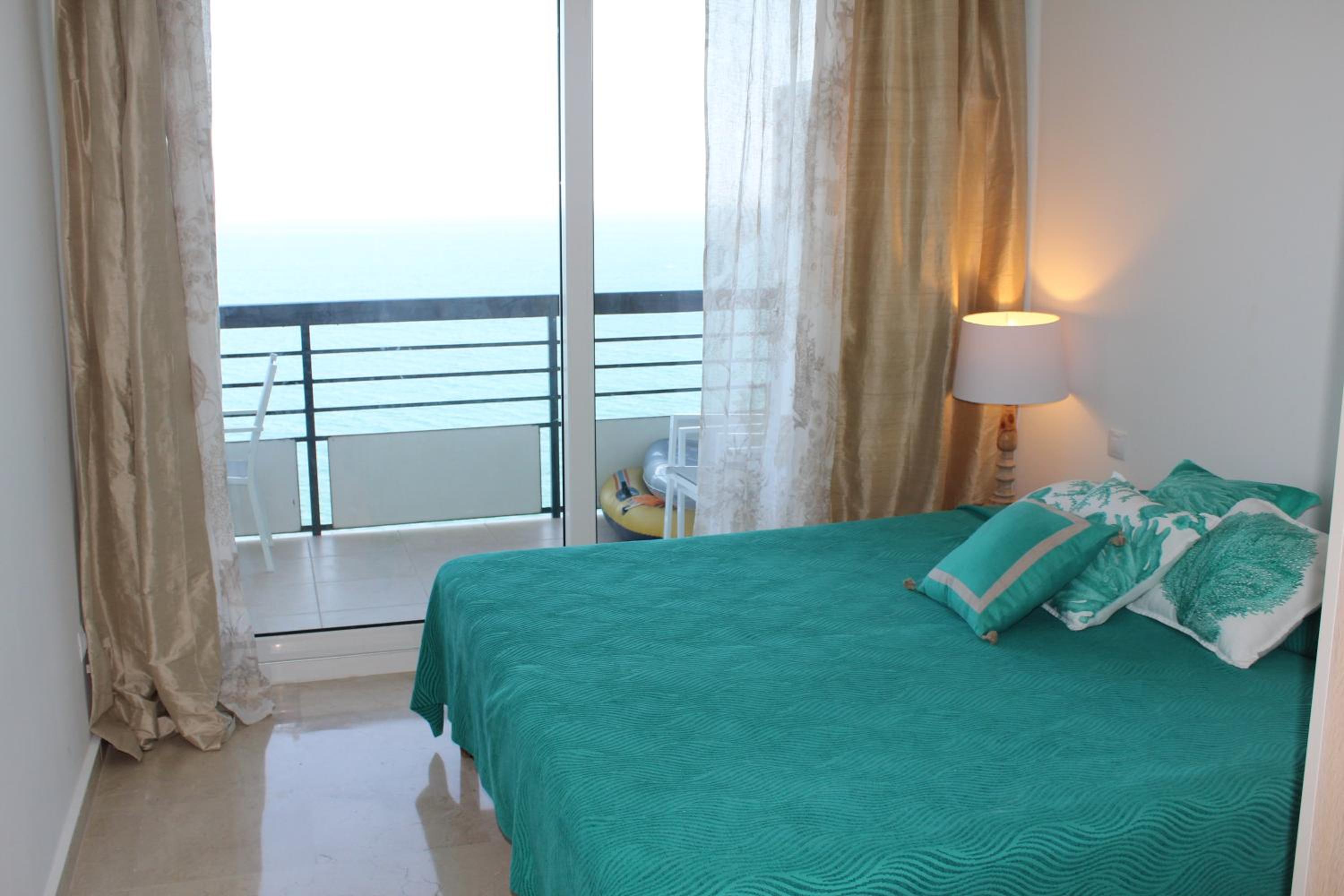 Deluxe Three-Bedroom Apartment with Frontal Sea Views