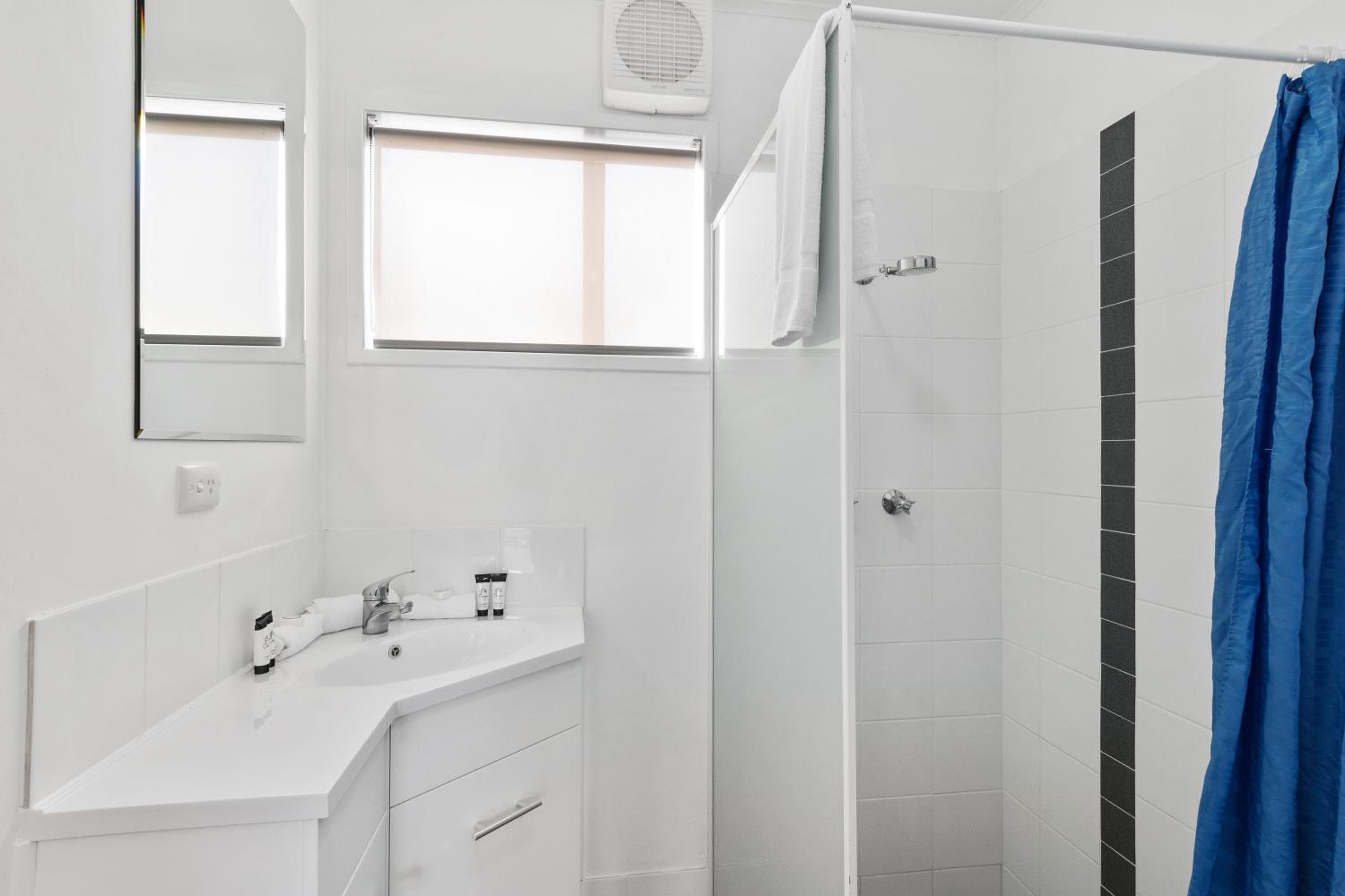 Standard 1 Bedroom Cabin - Sleeps 6 - Photo 5