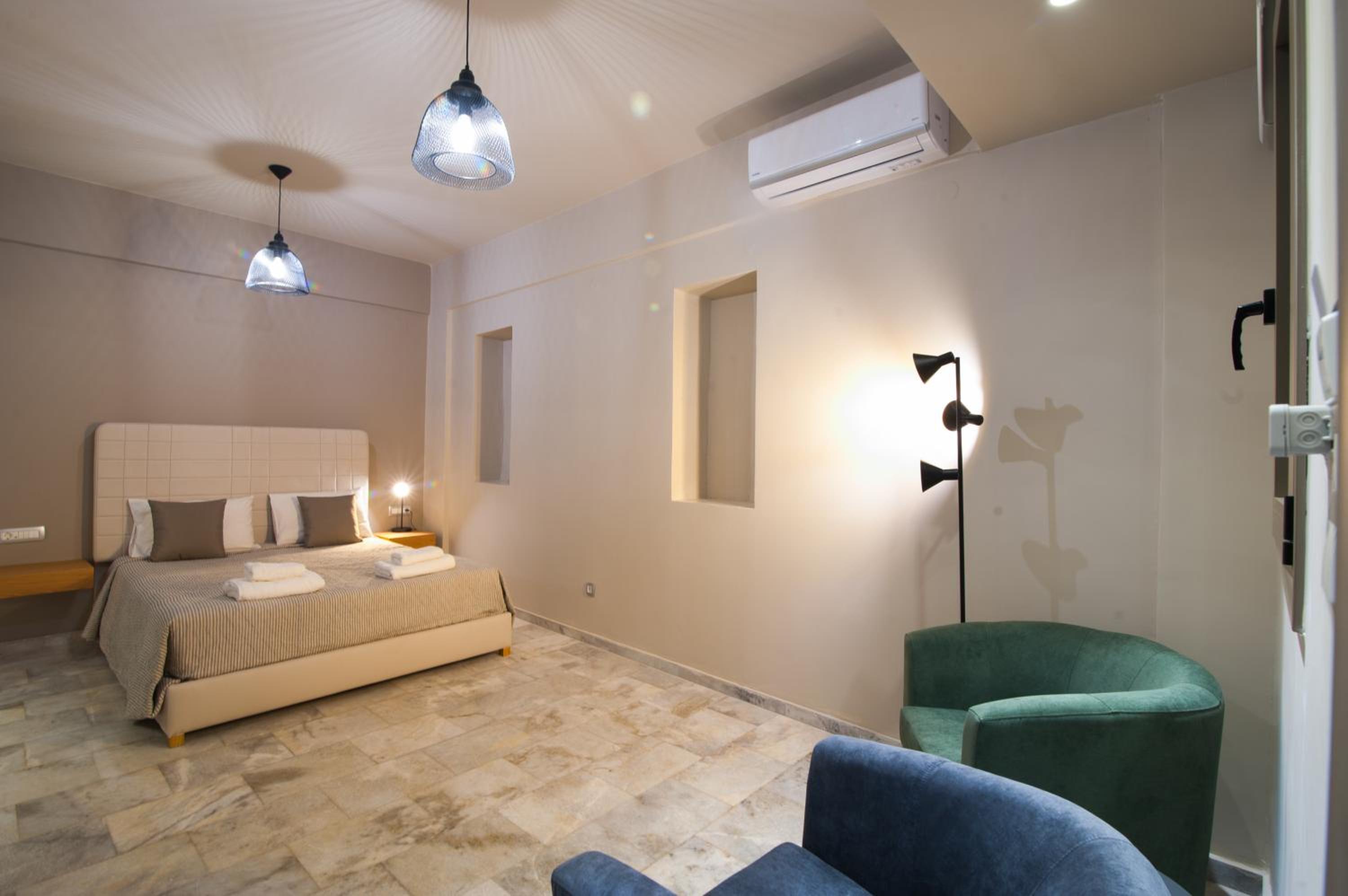 Economy Double Room without Window photo 2