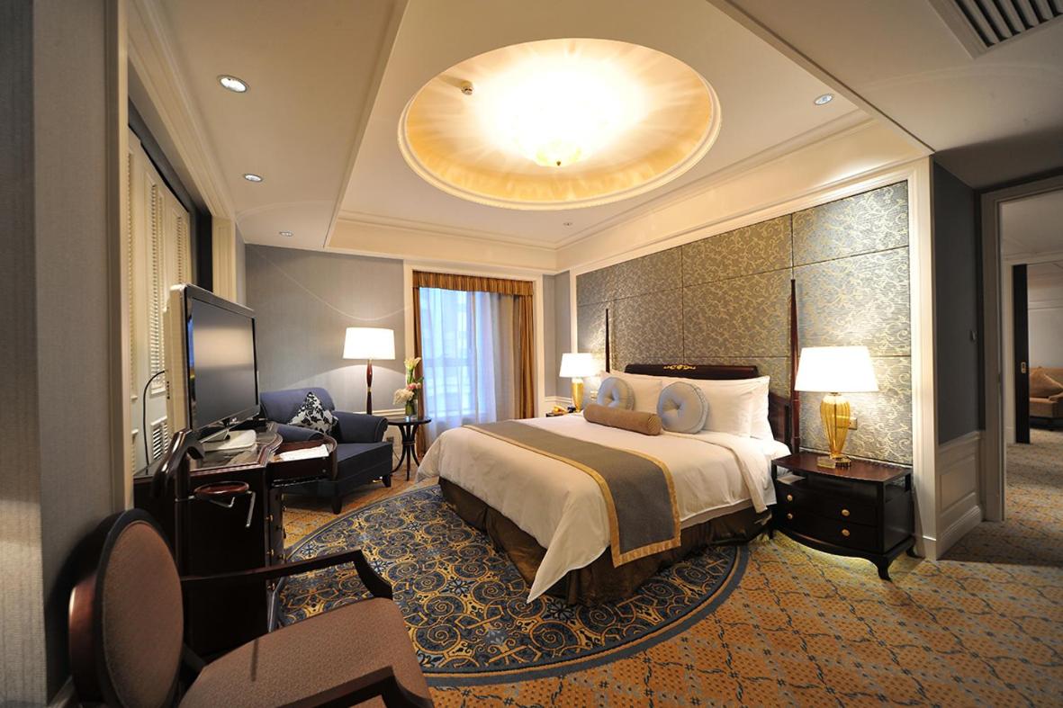 Executive Suite - Photo 4