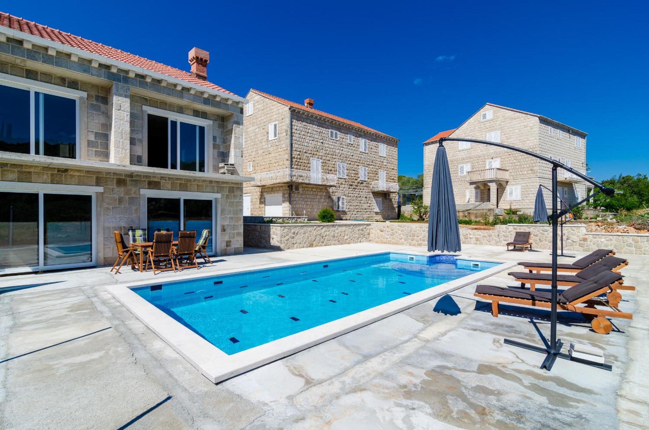 Five Bedroom Villa with Terrace and Swimming Pool photo 1