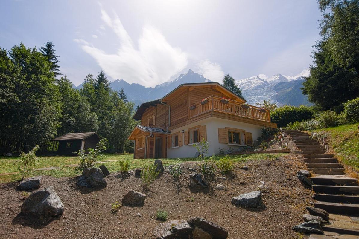 Apartment with Mountain View