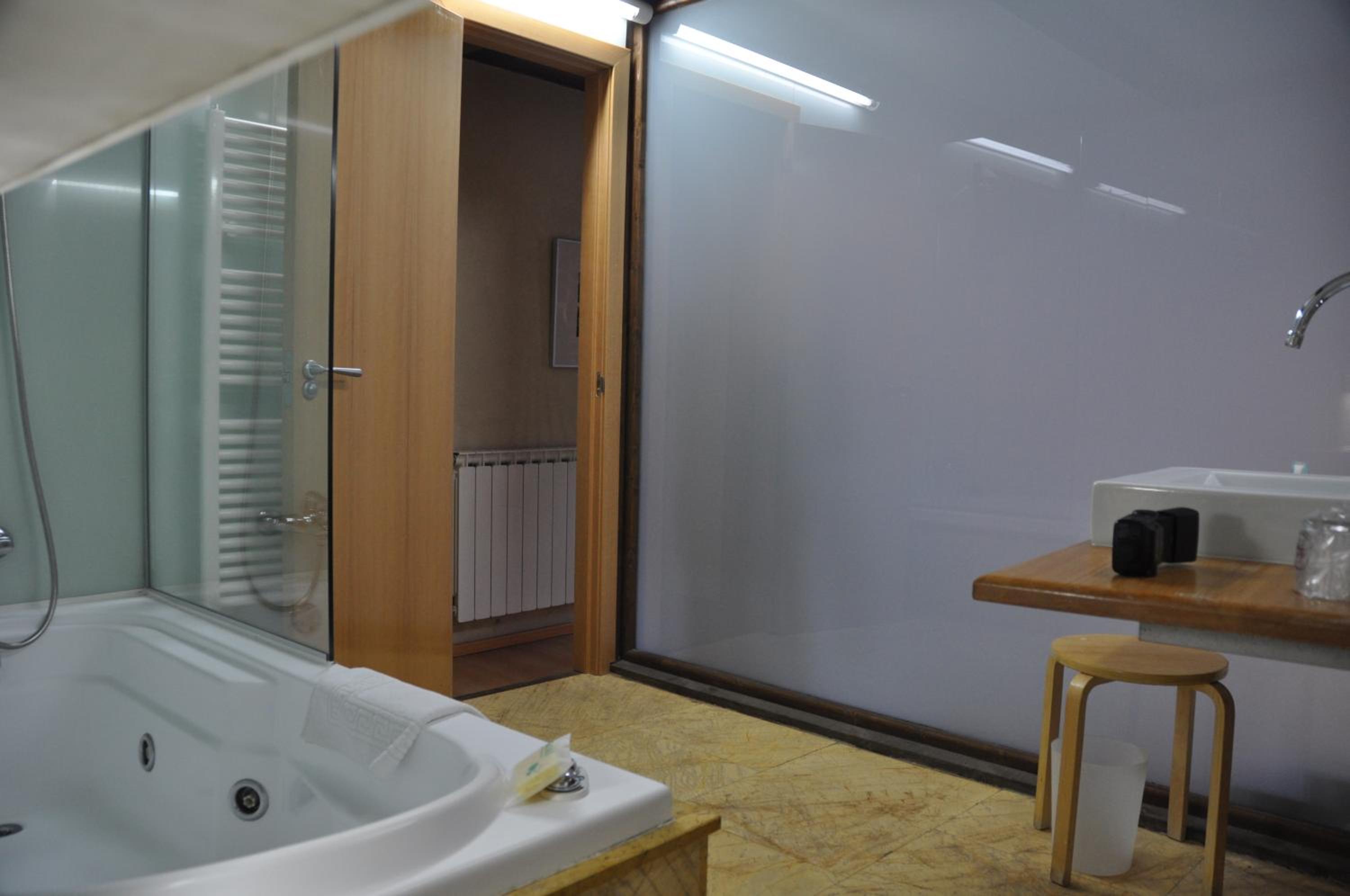 Twin Room with Bath - Photo 5