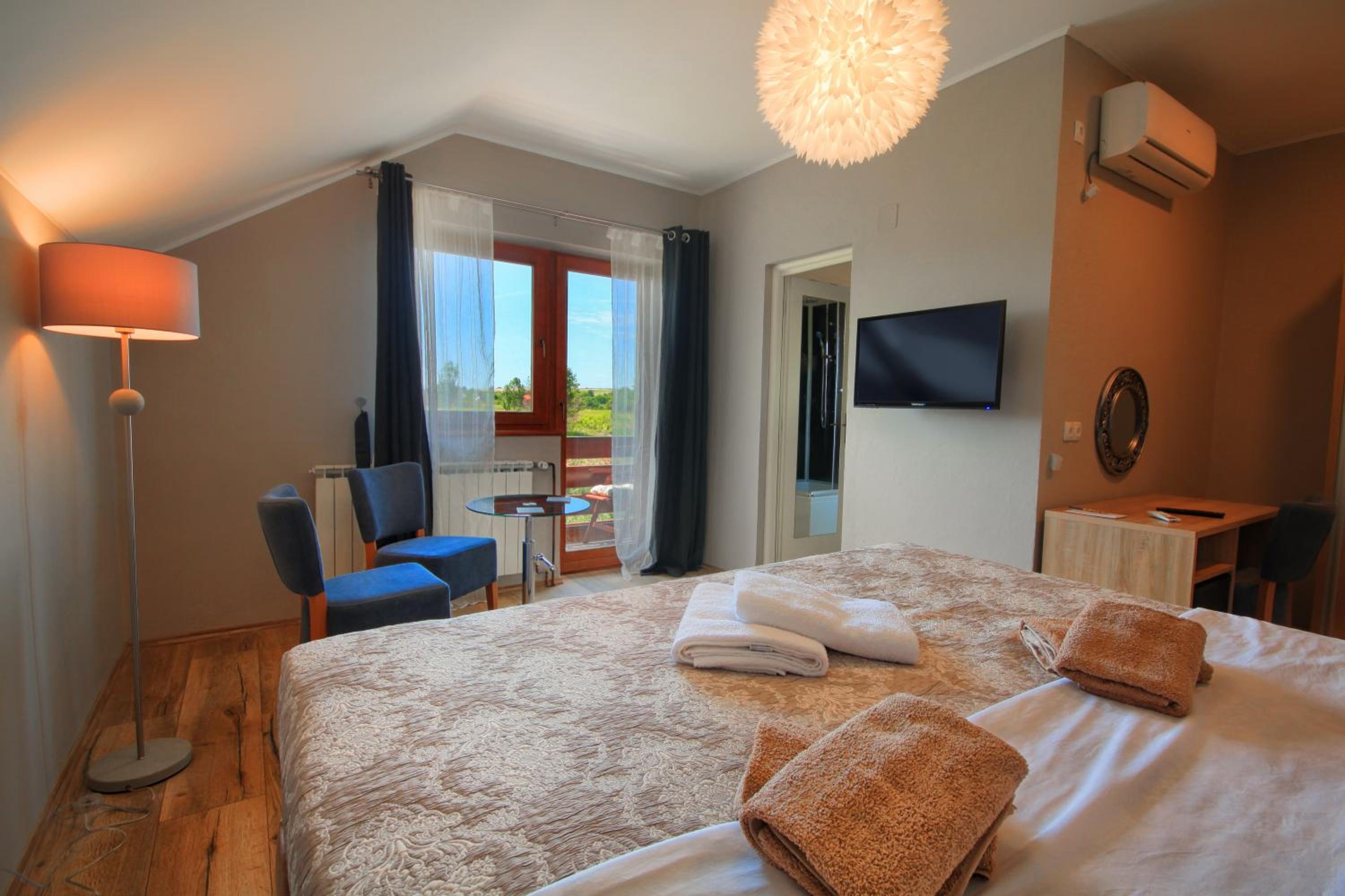 Deluxe King Room - Photo 11