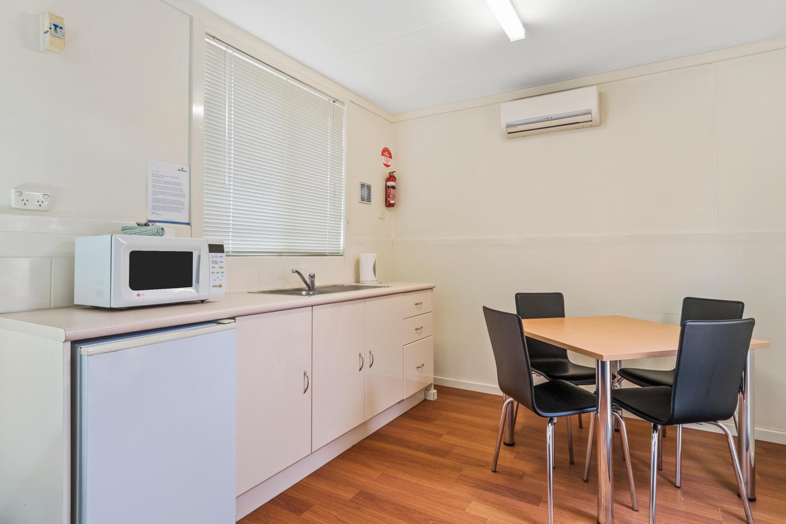 Economy Studio (External Bathroom) - Sleeps 3 photo 3
