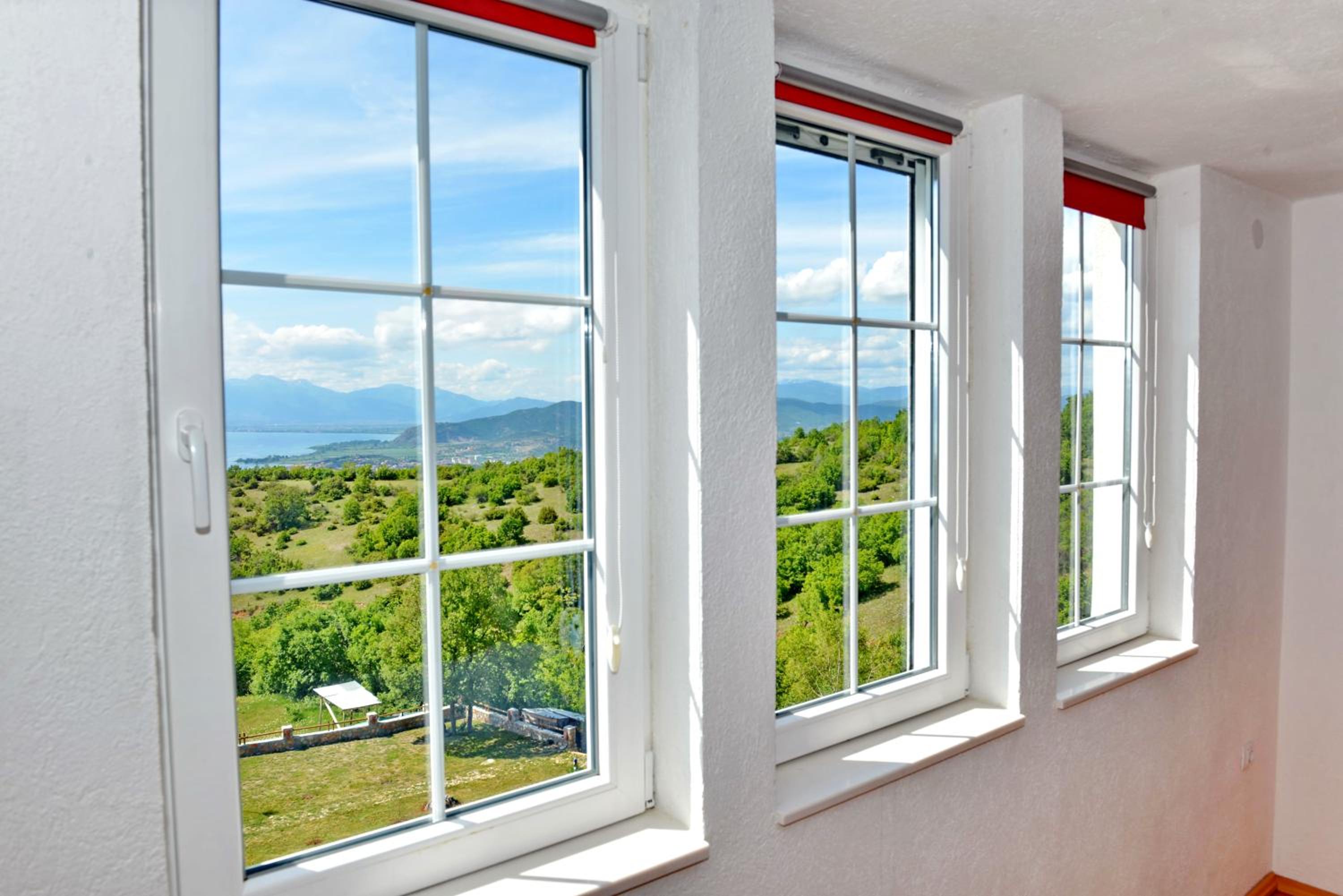 Deluxe Two-Bedroom Apartment with Lake View photo 3