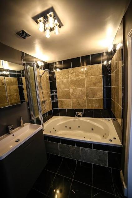 Luxury Triple Room with Jacuzzi Bath - Photo 4