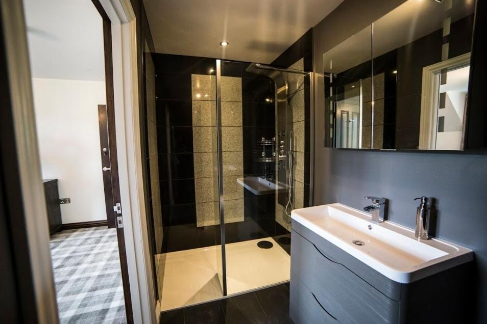 Deluxe King Room - Photo 12