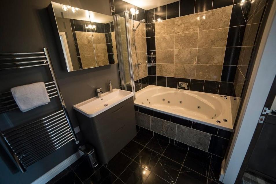 Luxury Triple Room with Jacuzzi Bath - Photo 3