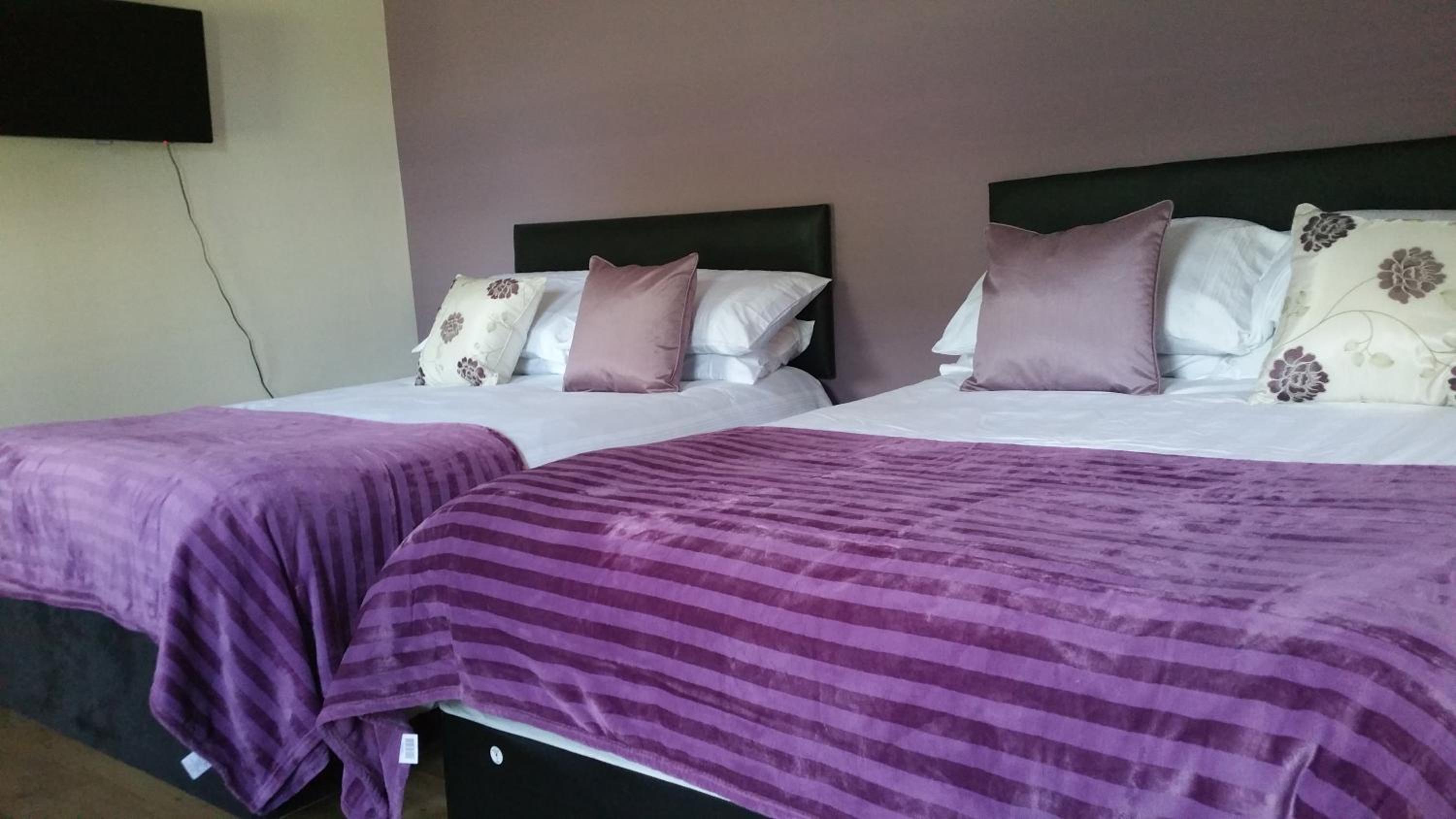 Double or Twin Room with Bathroom - Photo 5