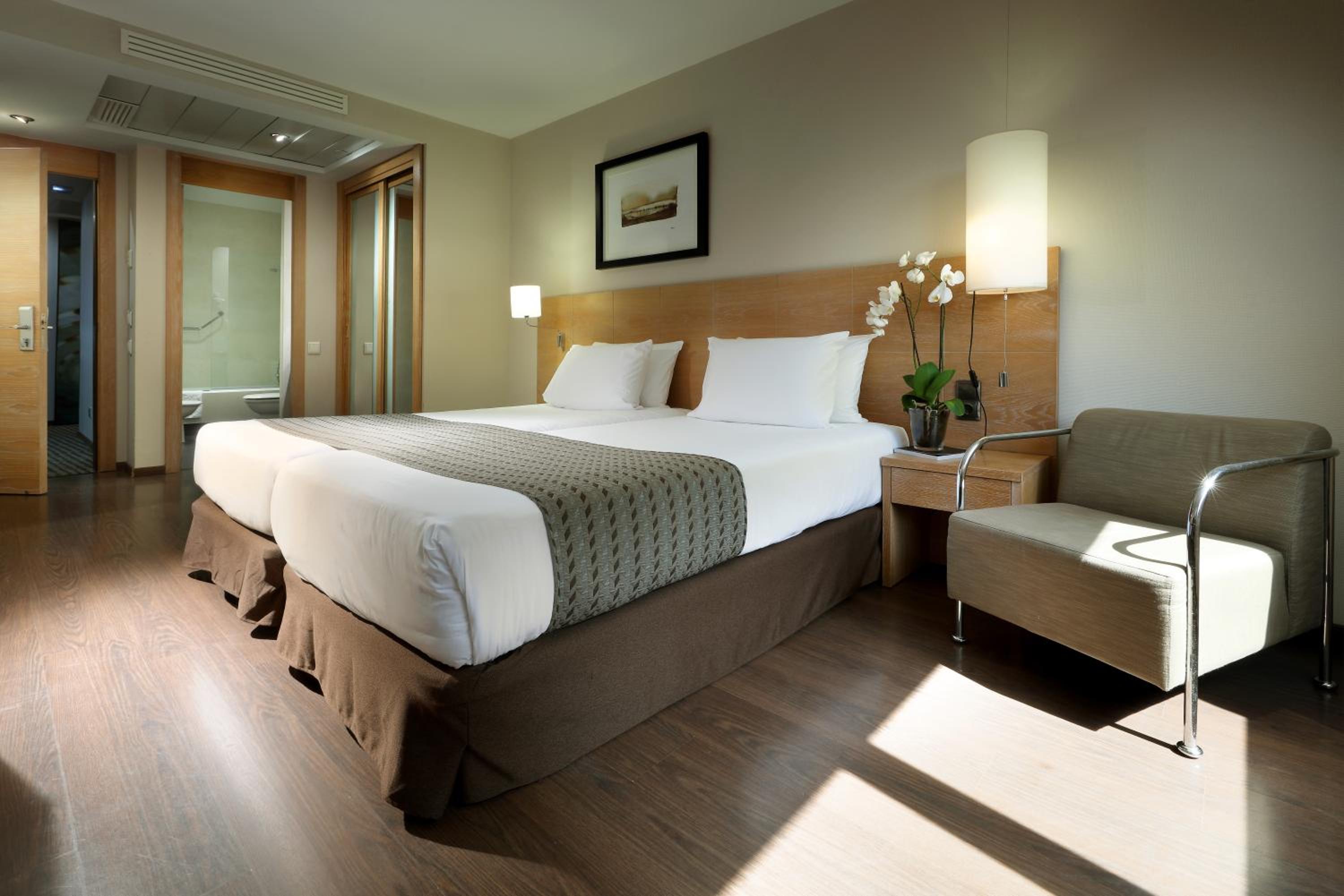 Double or Twin Room thumbnail 6