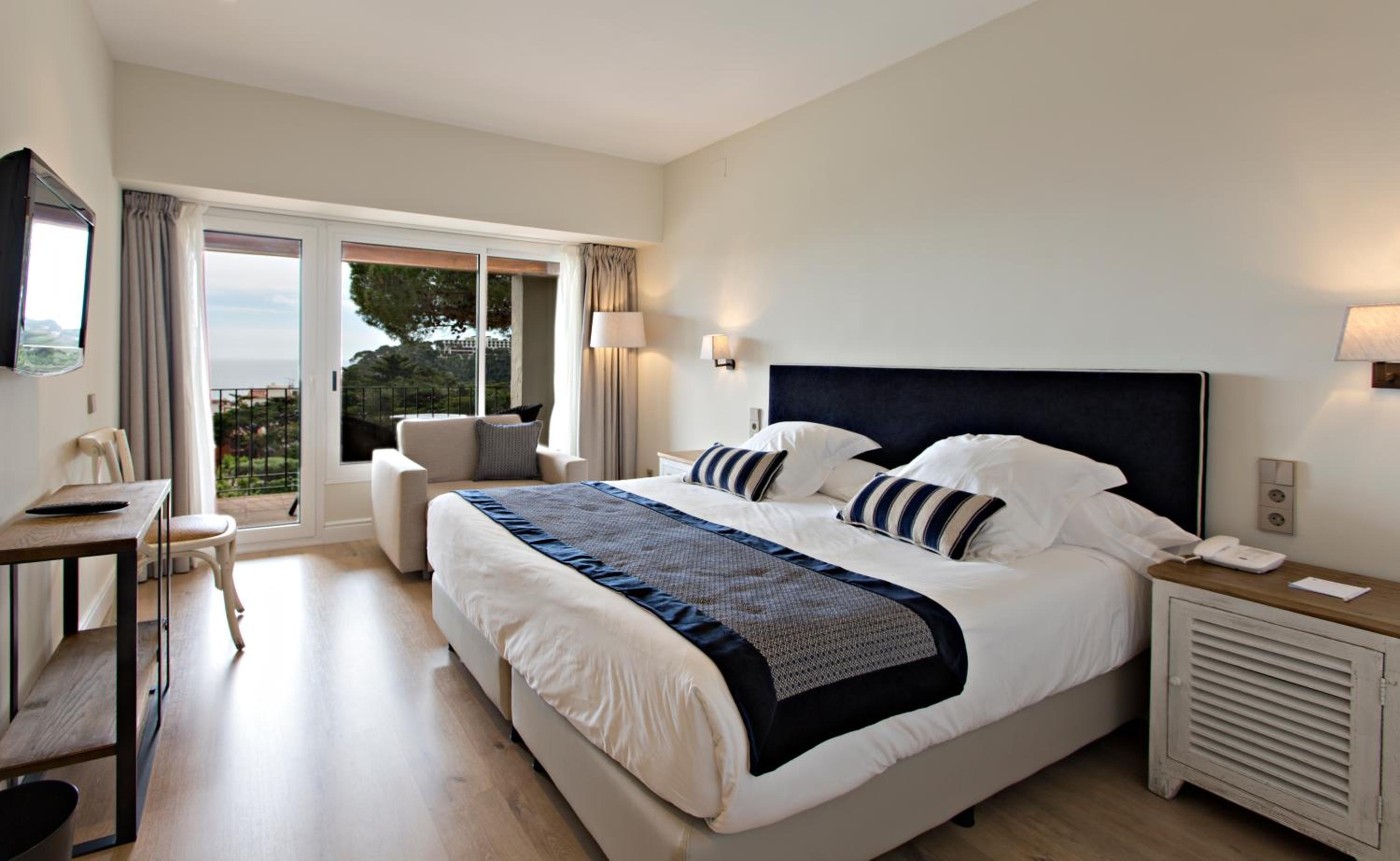 Double or Twin Room with Terrace and Garden view (2 Adults + 1 Child)