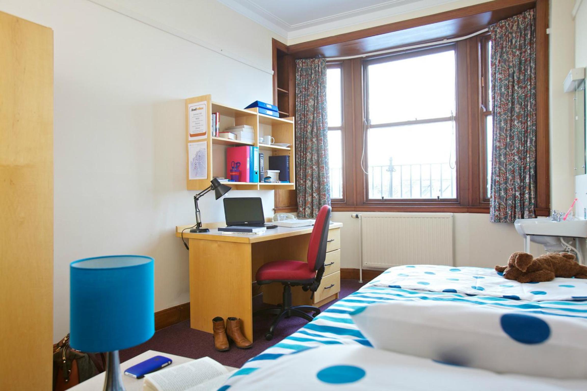 Standard Twin Room with Shared Bathroom photo 1