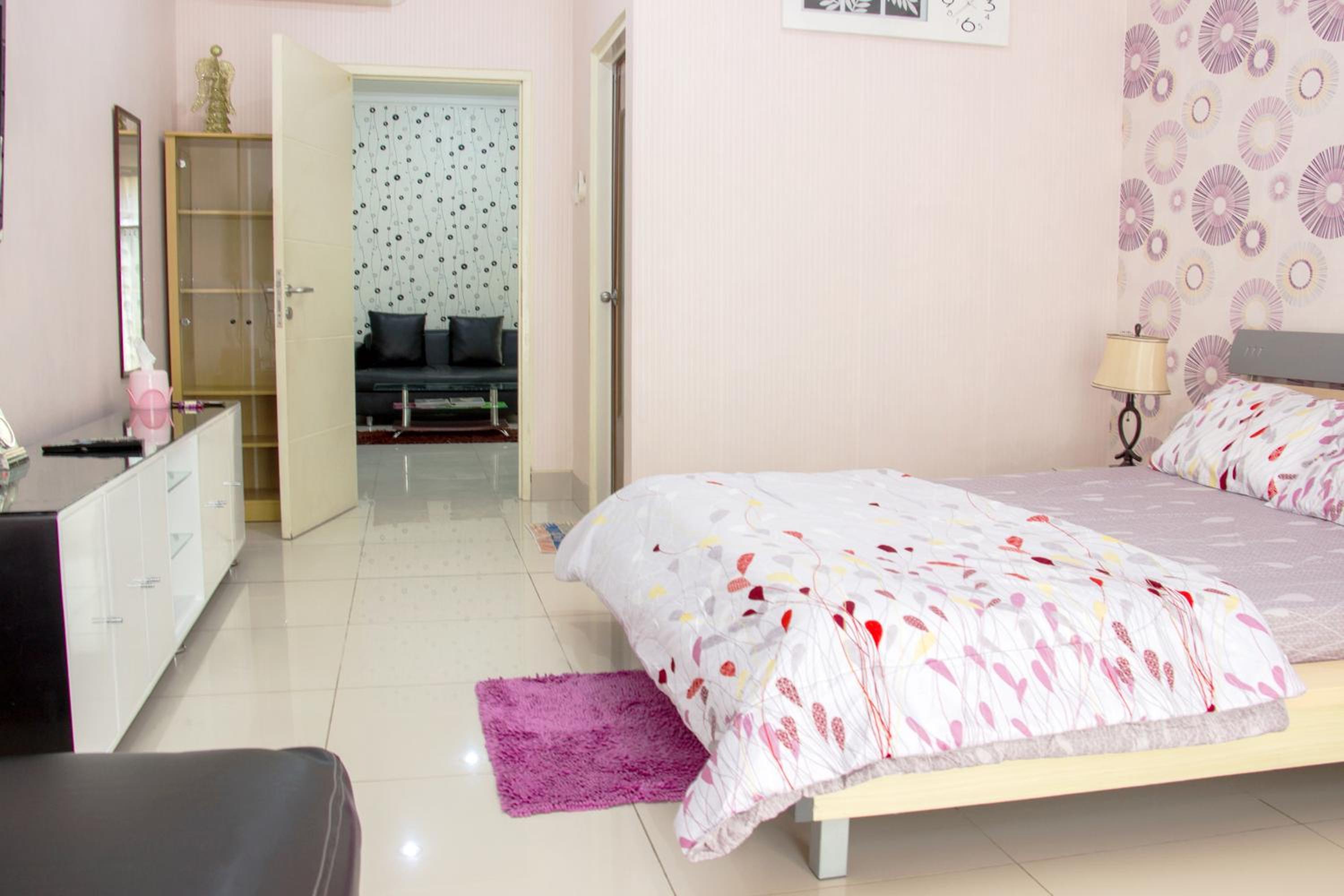 One-Bedroom Apartment - Photo 3
