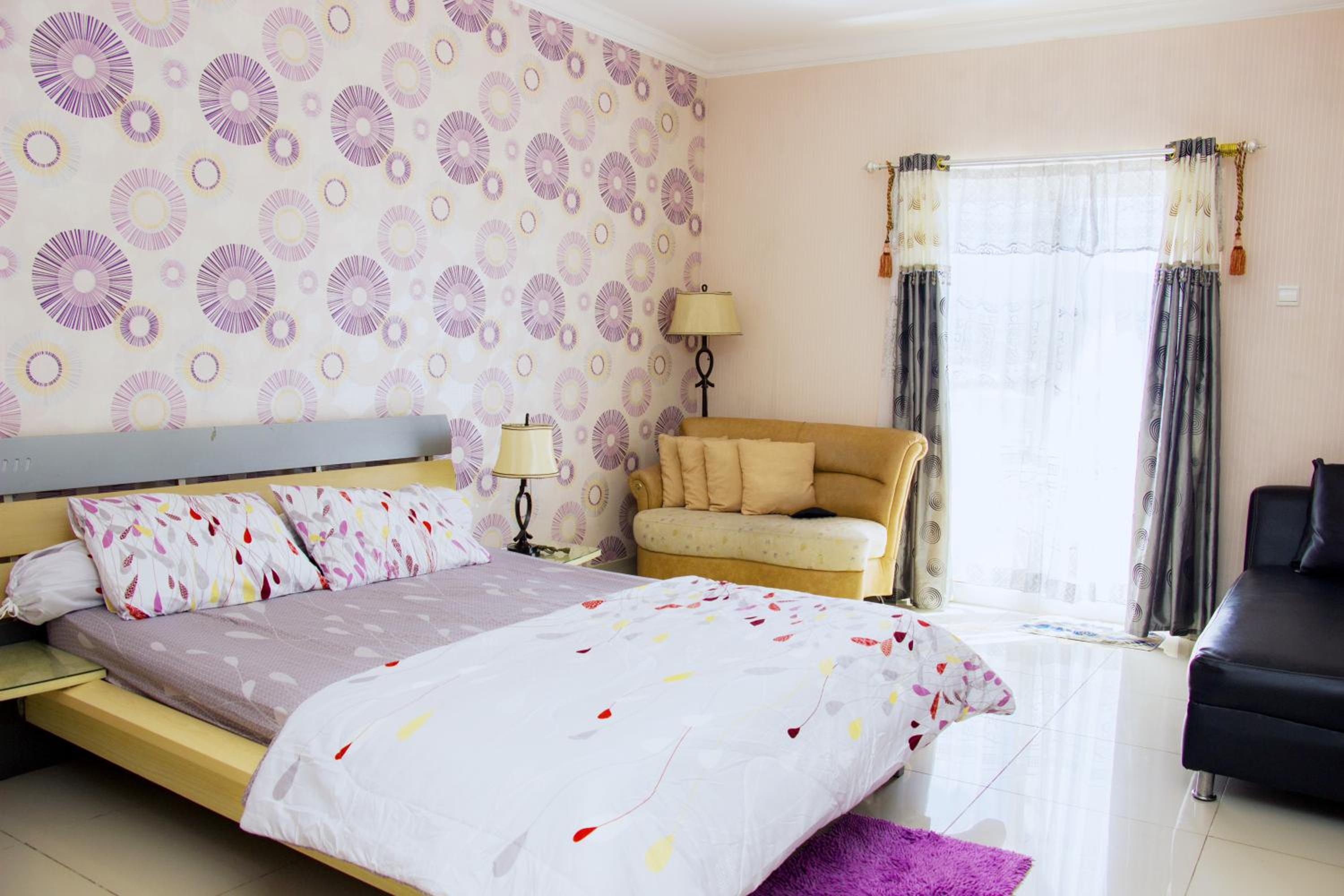 One-Bedroom Apartment - Photo 2